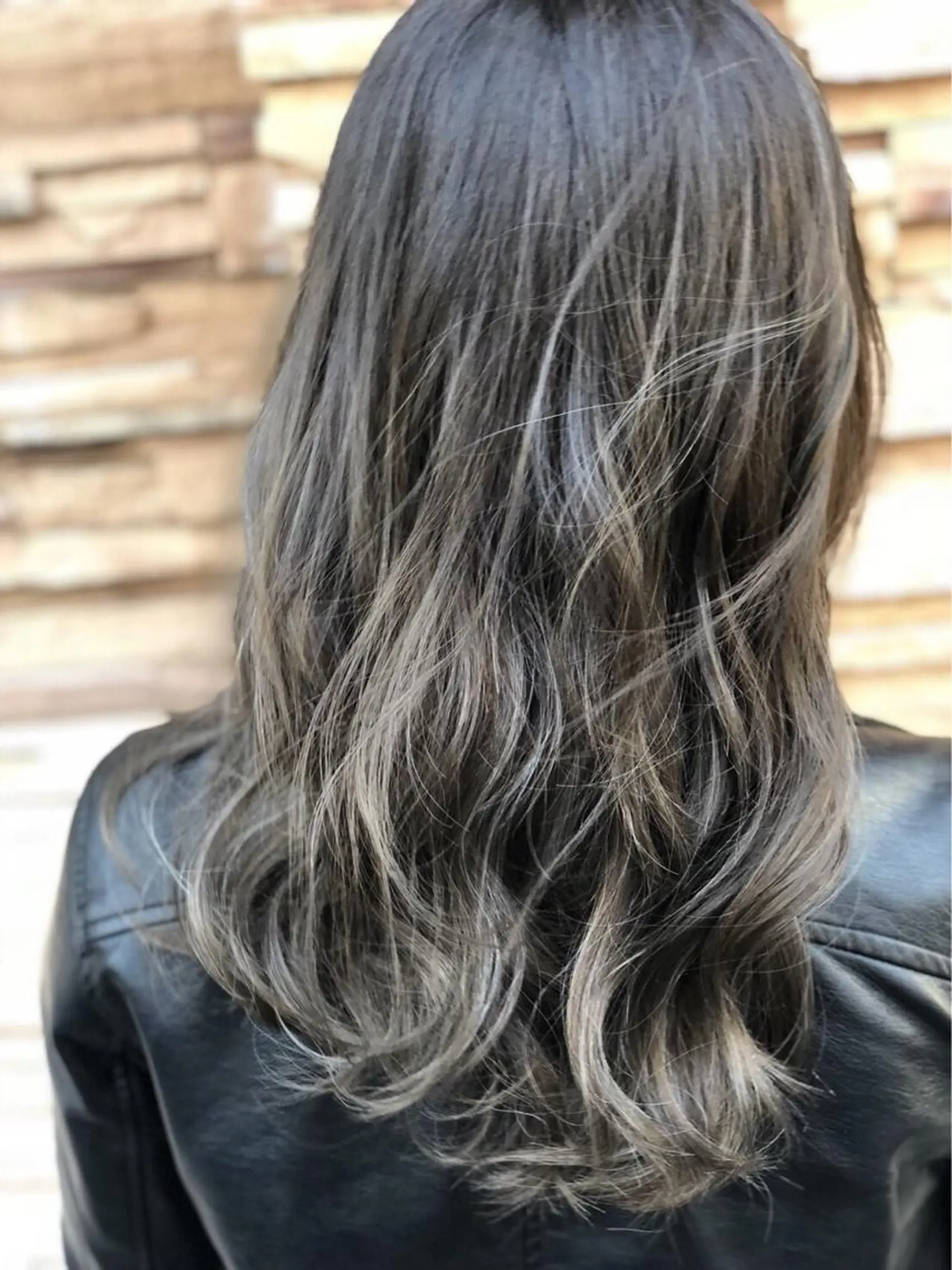 ロング カラー ベージュカラー グラデーションカラー ハイライトカラー シルバー シルバーベージュ grow恵比寿【グロウ】髪質改善/ハイライト/ブリーチ/レイヤーカット所属・奥野 貴史　代表　レイヤーのヘアスタイル