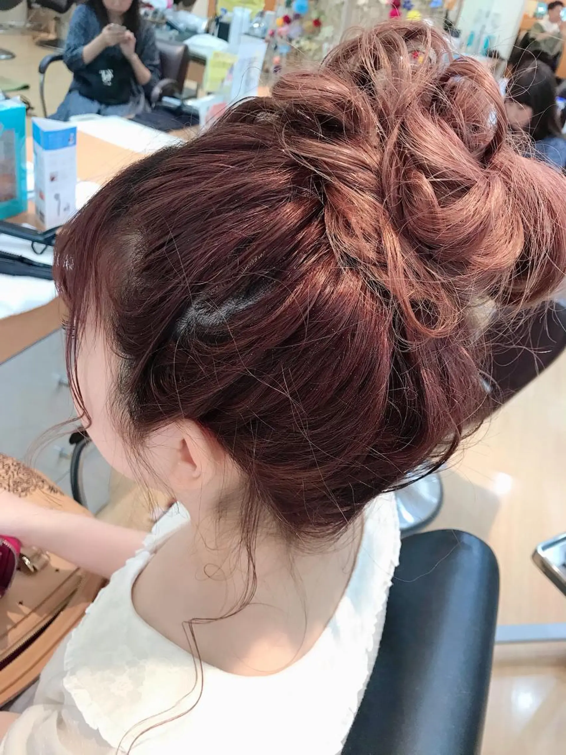 ヘアアレンジ お団子ヘア GO TODAY シェアサロン 渋谷Lit店所属・CHIHIRO 渋谷Litのマツエク・マツパデザイン