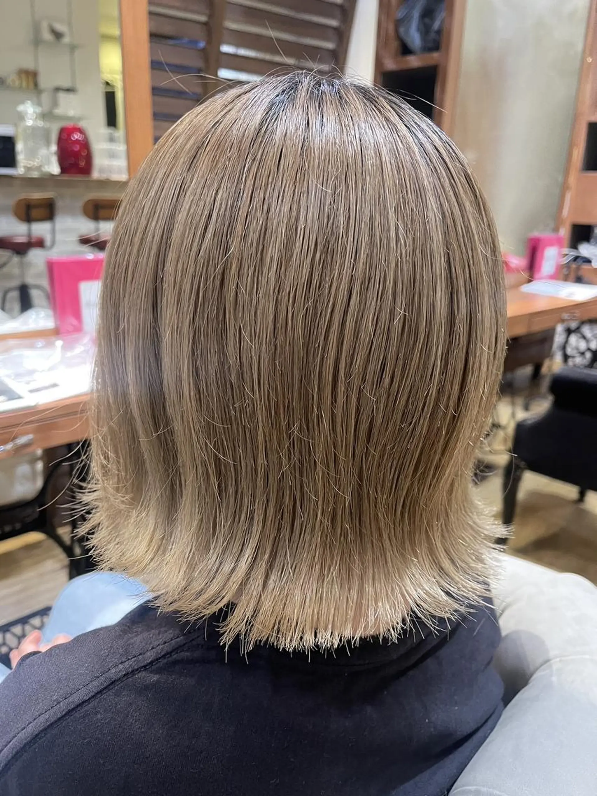 ミディアム アティリー 西梅田のヘアスタイル