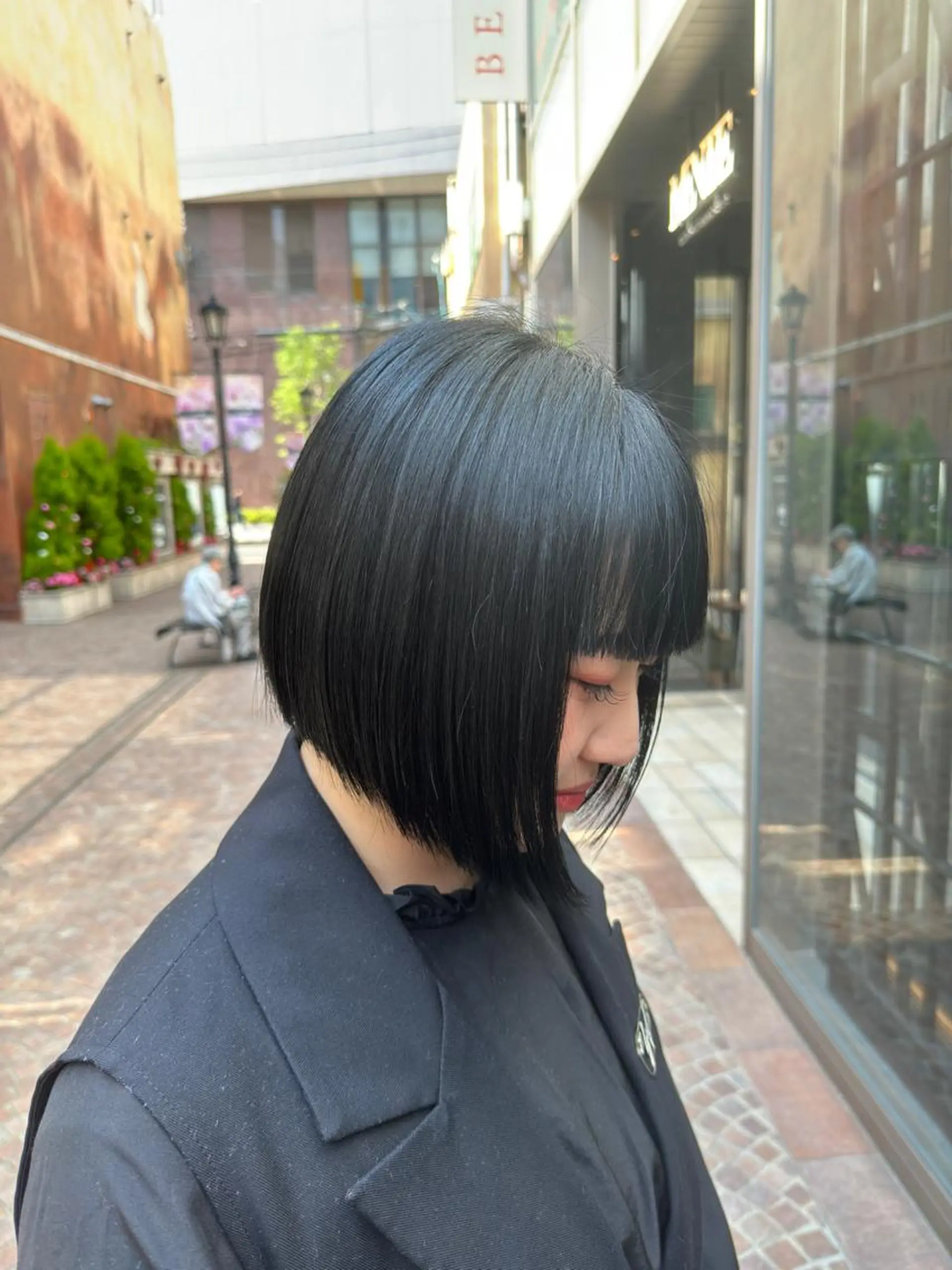 ショート カラー 黒髪 ブルーカラー ブルーブラック ボブ レイヤー/グレージュ メンズパーマのヘアスタイル