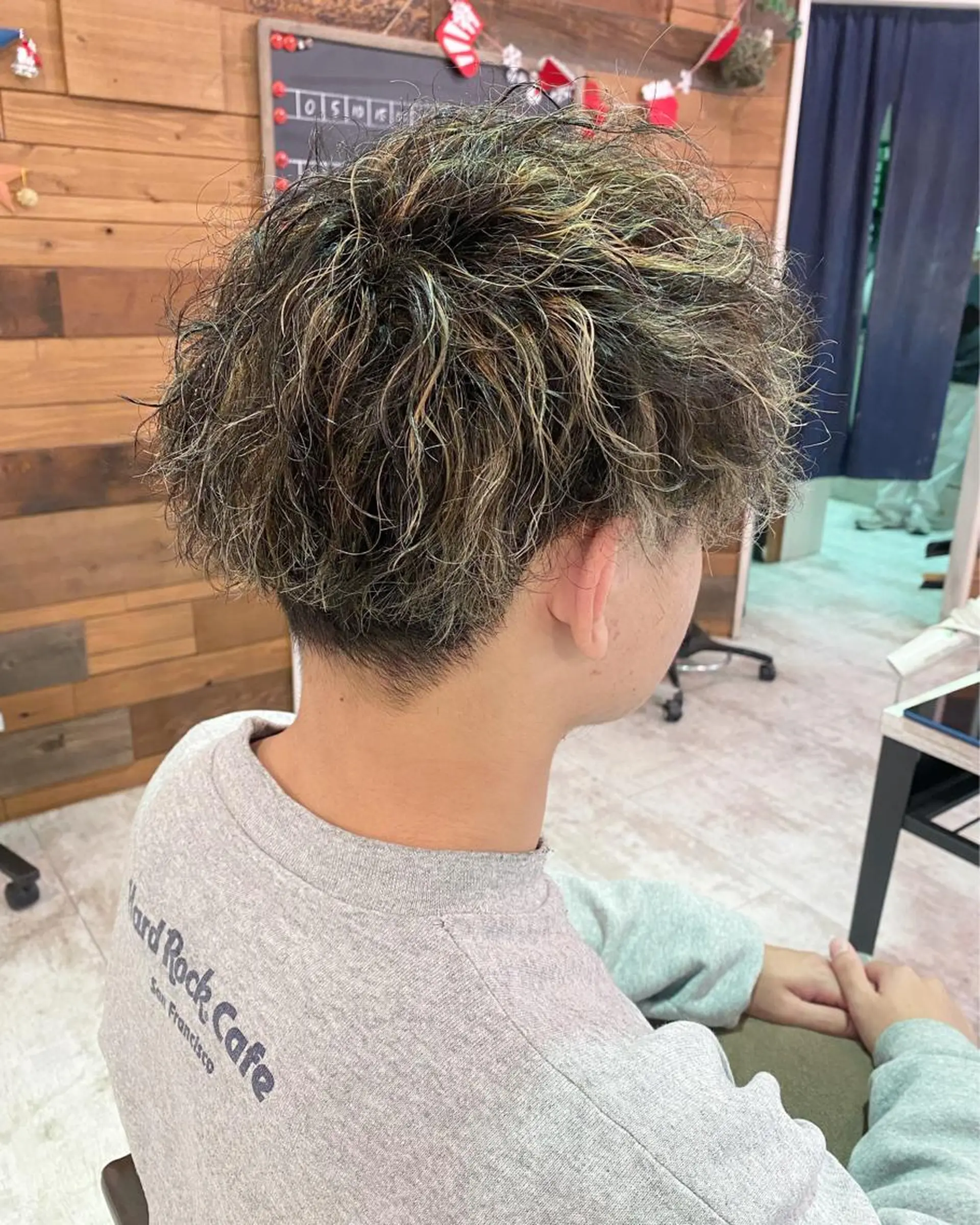 カラー パーマ メンズ メンズハイライト マッシュ メンズパーマ ツイストスパイラルパーマ ハイライトカラー 佐々木 雪菜のヘアスタイル