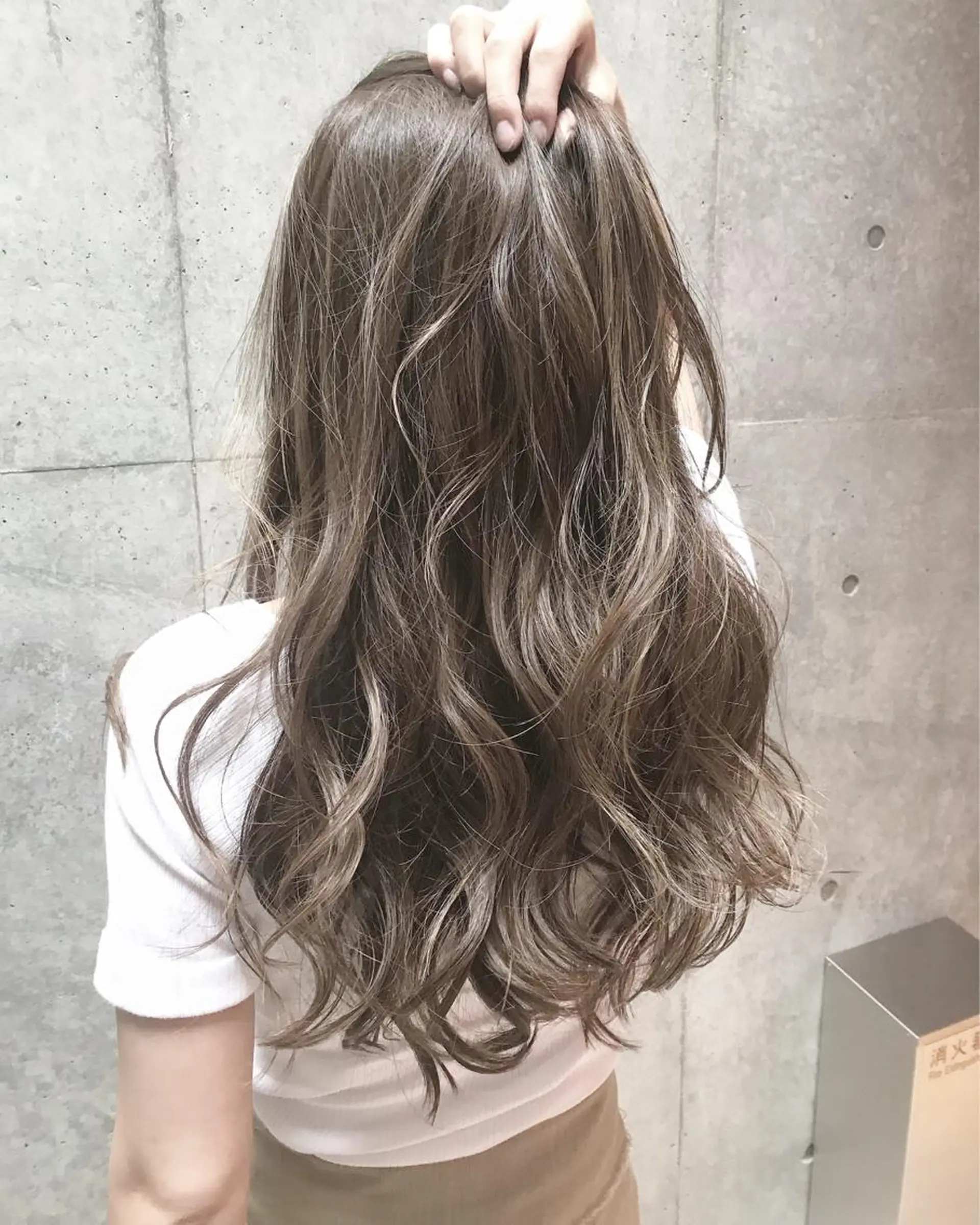 ロング 外国人風カラー ハイライト 髪質改善 韓国風ヘア レイヤーカット ハリウッドブロウ LAID BACKの眉毛・アイブロウイメージ