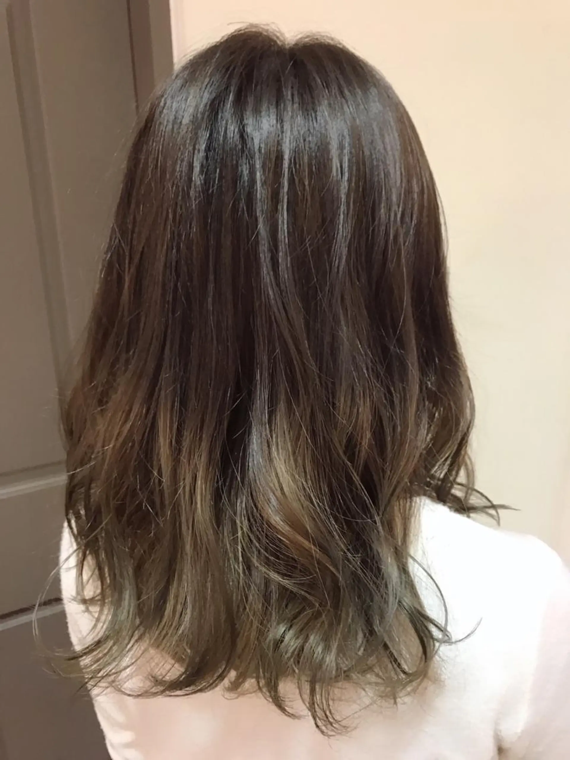 セミロング カラー アッシュ アッシュグレー アッシュグレージュ グラデーションカラー グレージュ LOST CITY 横浜所属・🪐脱白髪染め 🪐松尾菜々美のヘアスタイル