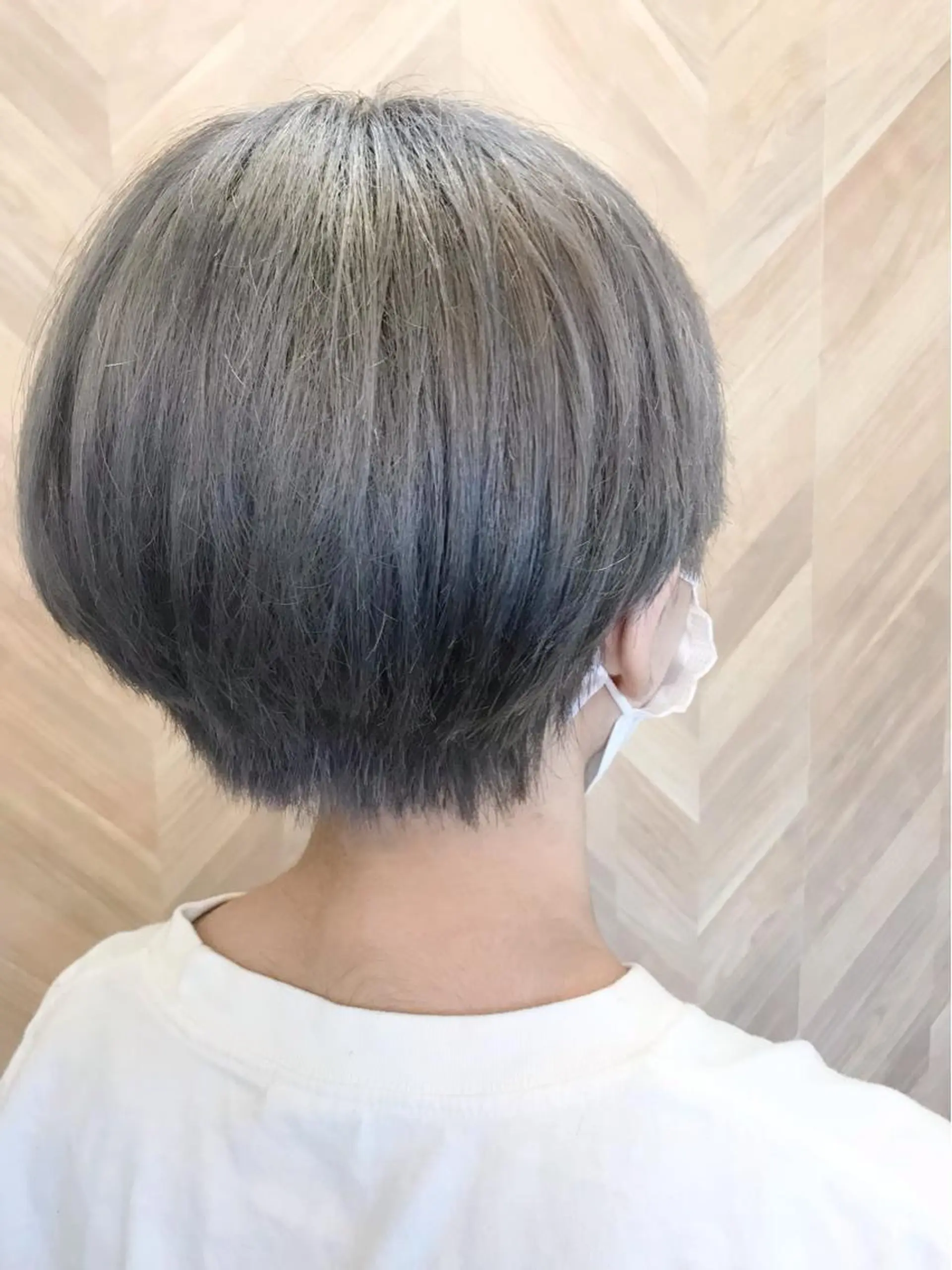 ショート カラー ブリーチ ケアブリーチ シルバー ホワイトシルバー ヘアカラー トリートメント hair works raptureのヘアスタイル