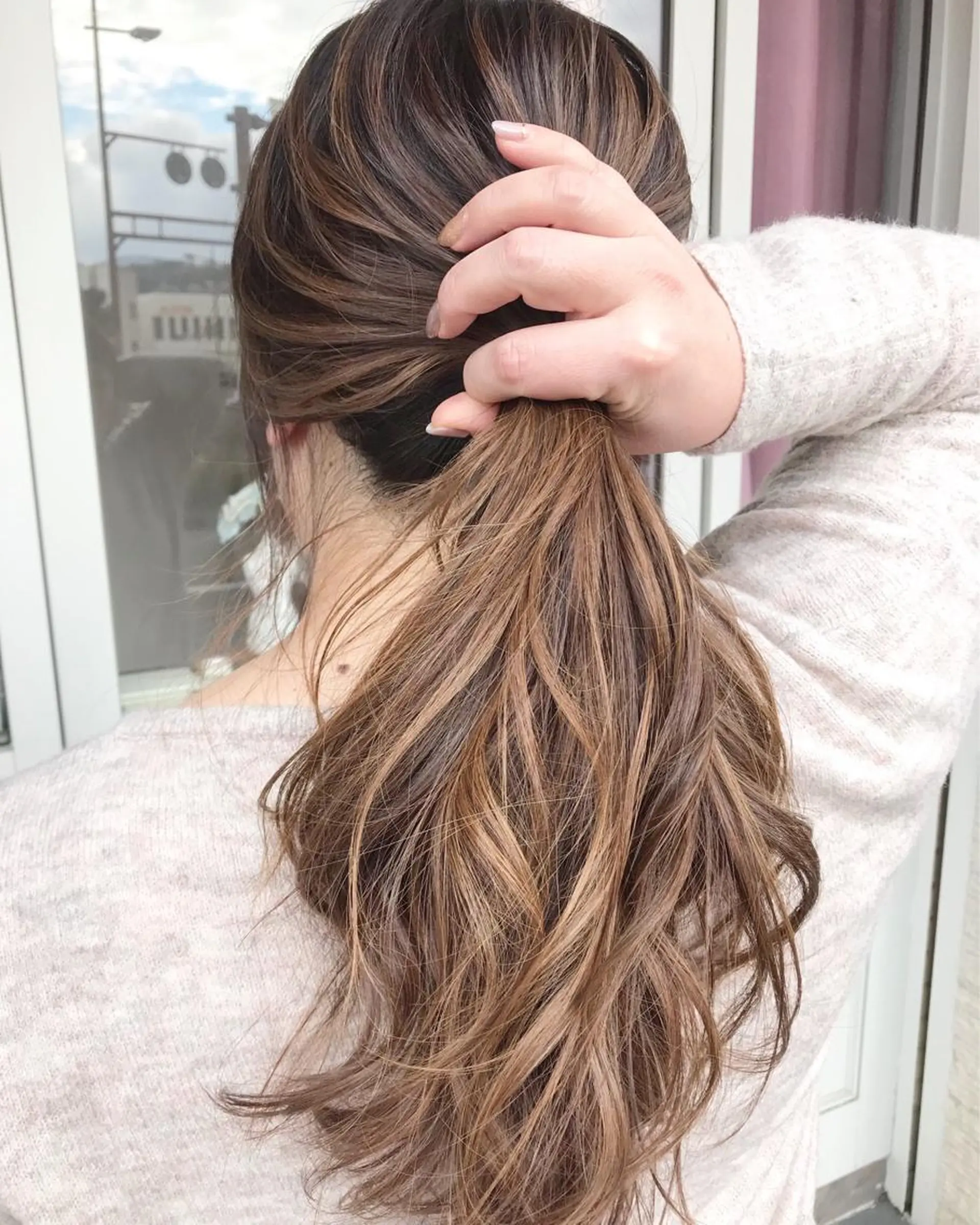 セミロング カラー ヘアアレンジ お団子ヘア 切りっぱなしボブ バレイヤージュ ブリーチ デザインカラー Mariana/ 鶴原-ハイライトのヘアスタイル