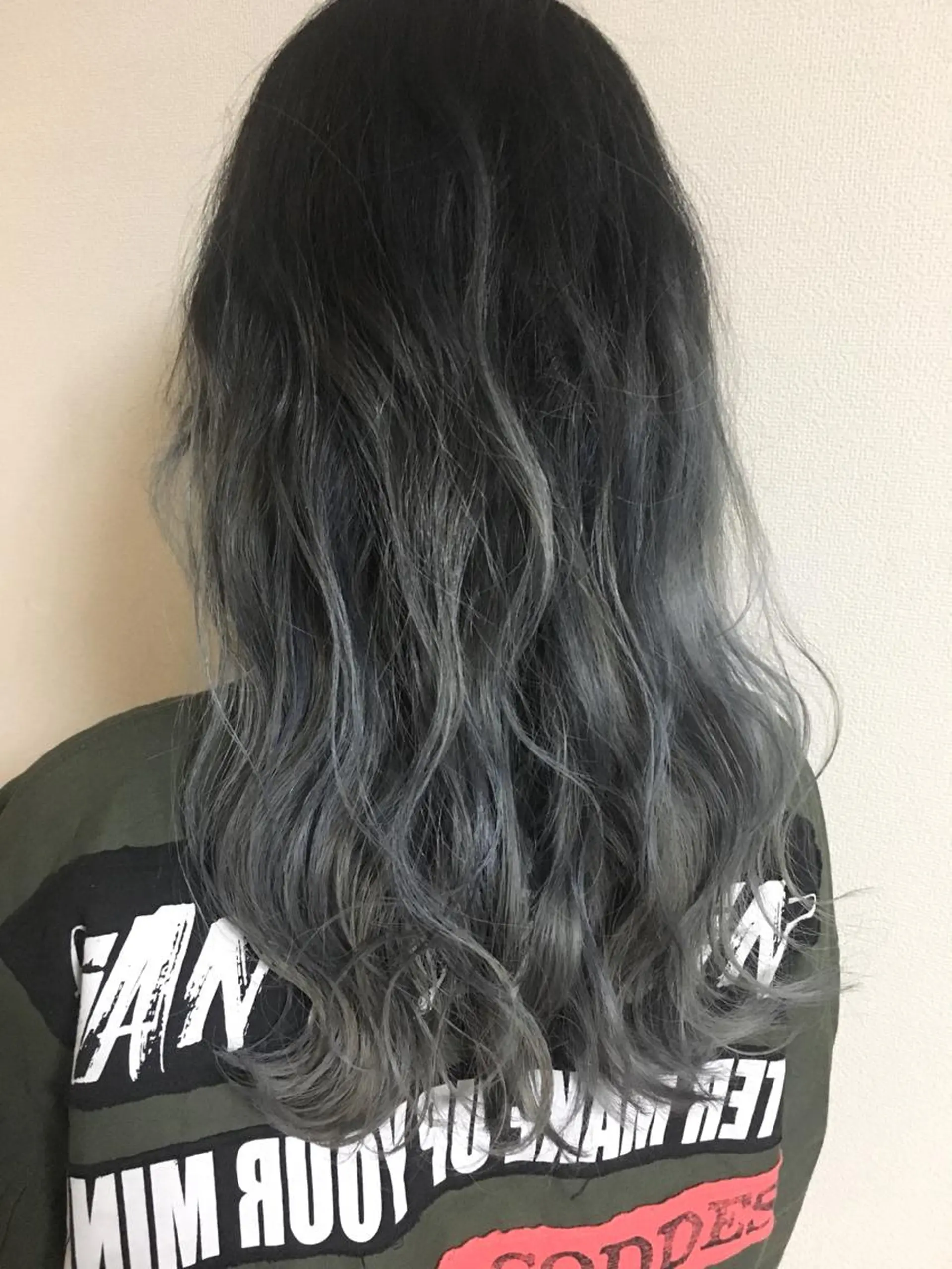 ロング カラー アッシュ ダークアッシュ グラデーションカラー シルバー シルバーアッシュ カット ヘアカラー hair salon Glanzのヘアスタイル