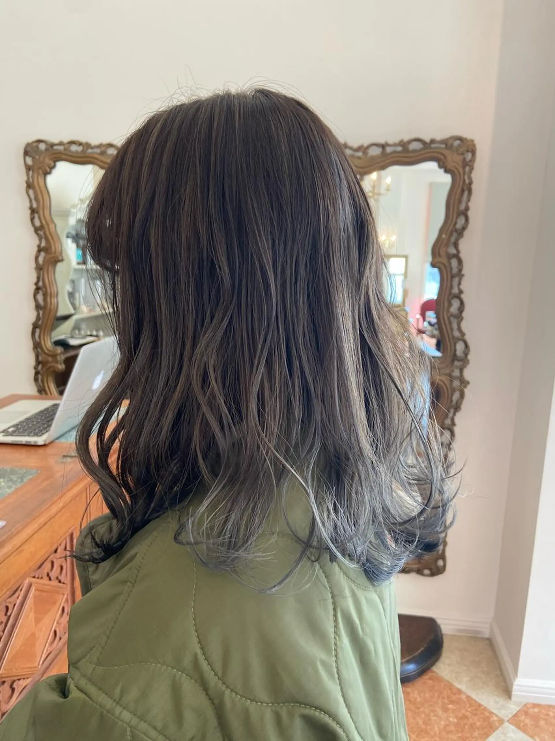 セミロング カラー 三好 美里のヘアスタイル