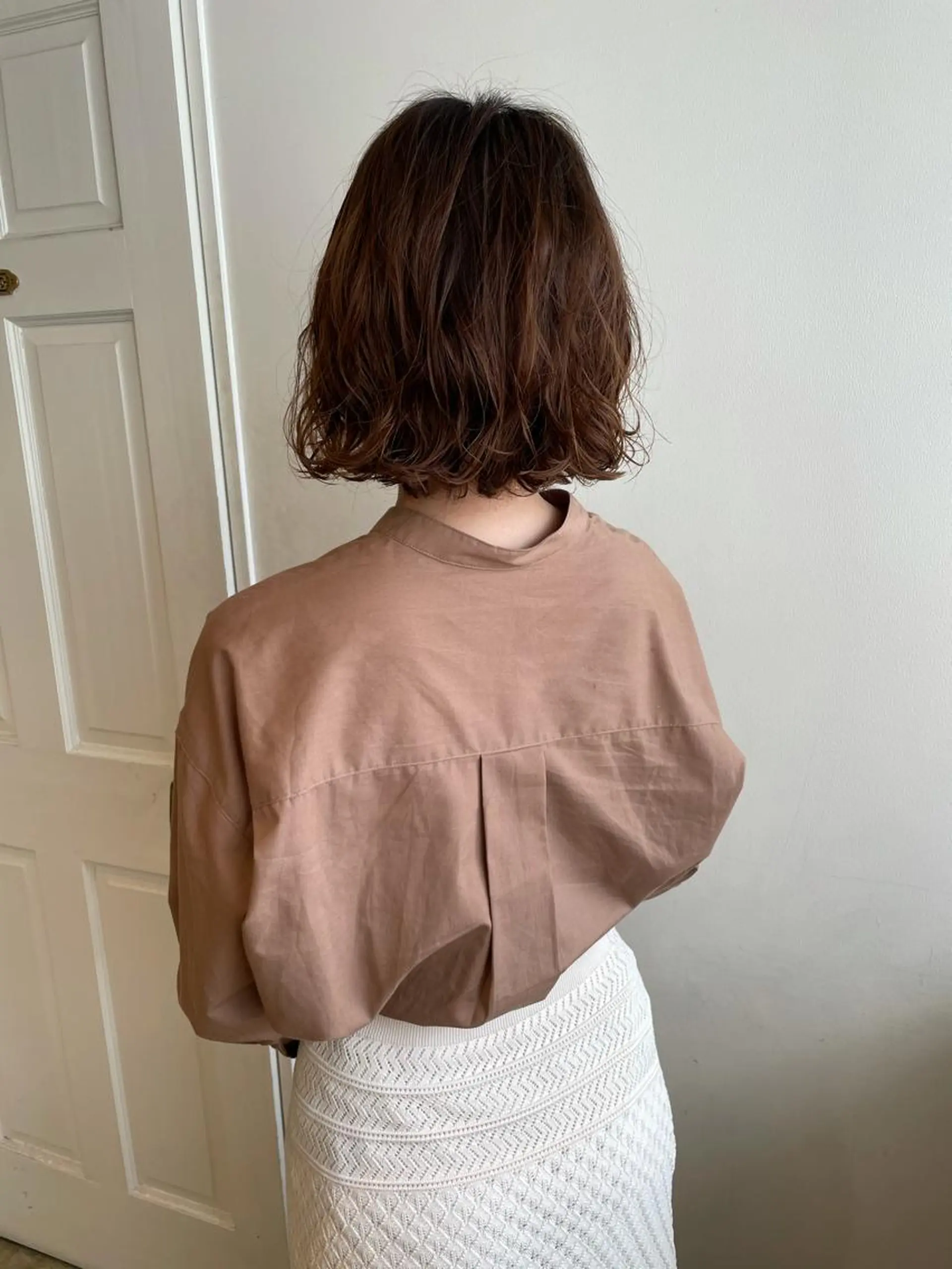 ミディアム パーマ MIOベージュカラー 柔らかいカラーのヘアスタイル