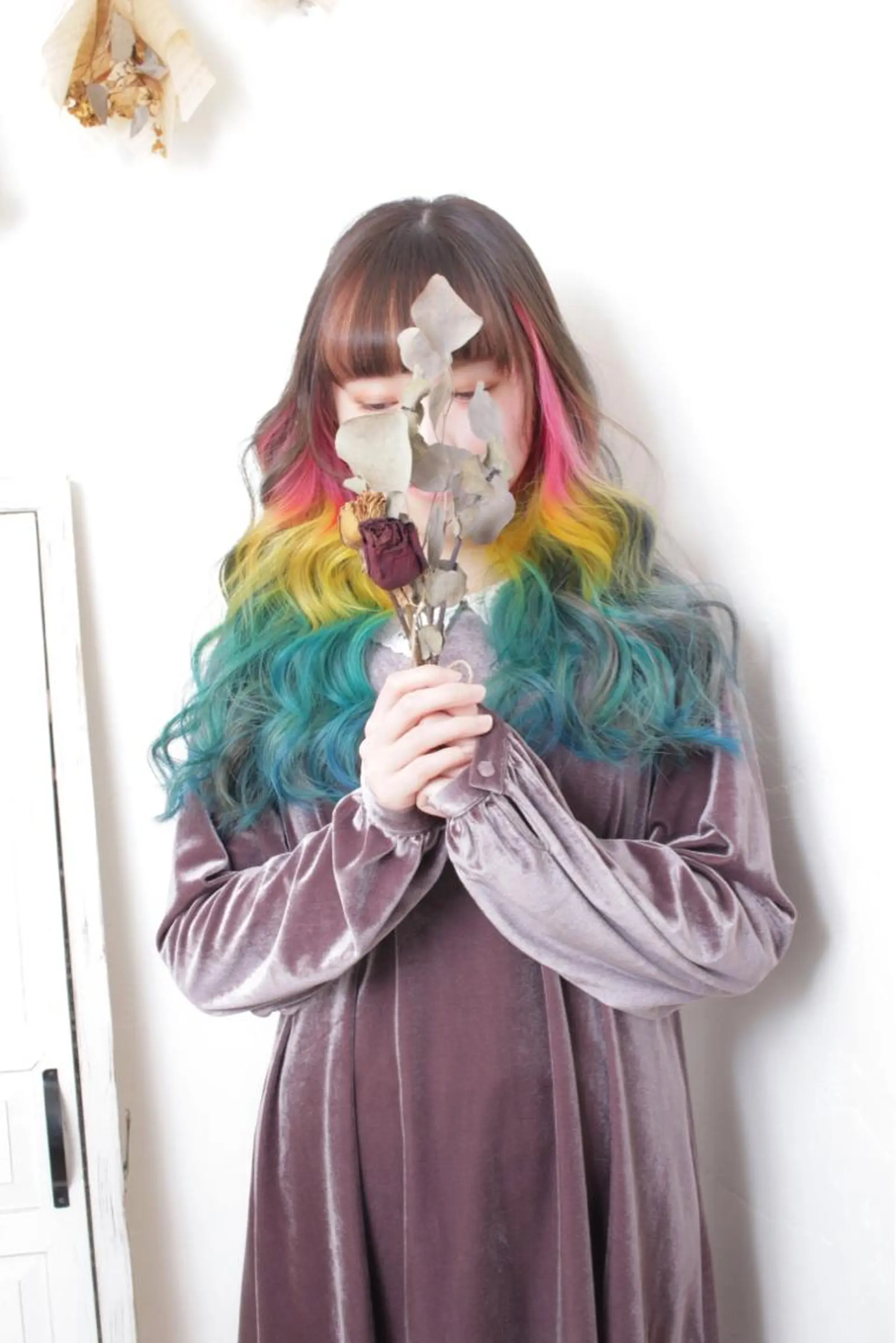 ロング カラー パーマ ヘアアレンジ バレイヤージュ インナーカラー レイヤーカット ヘアカラー トリートメント 推し活専用 【派手髪】飯野ゆかりのヘアスタイル