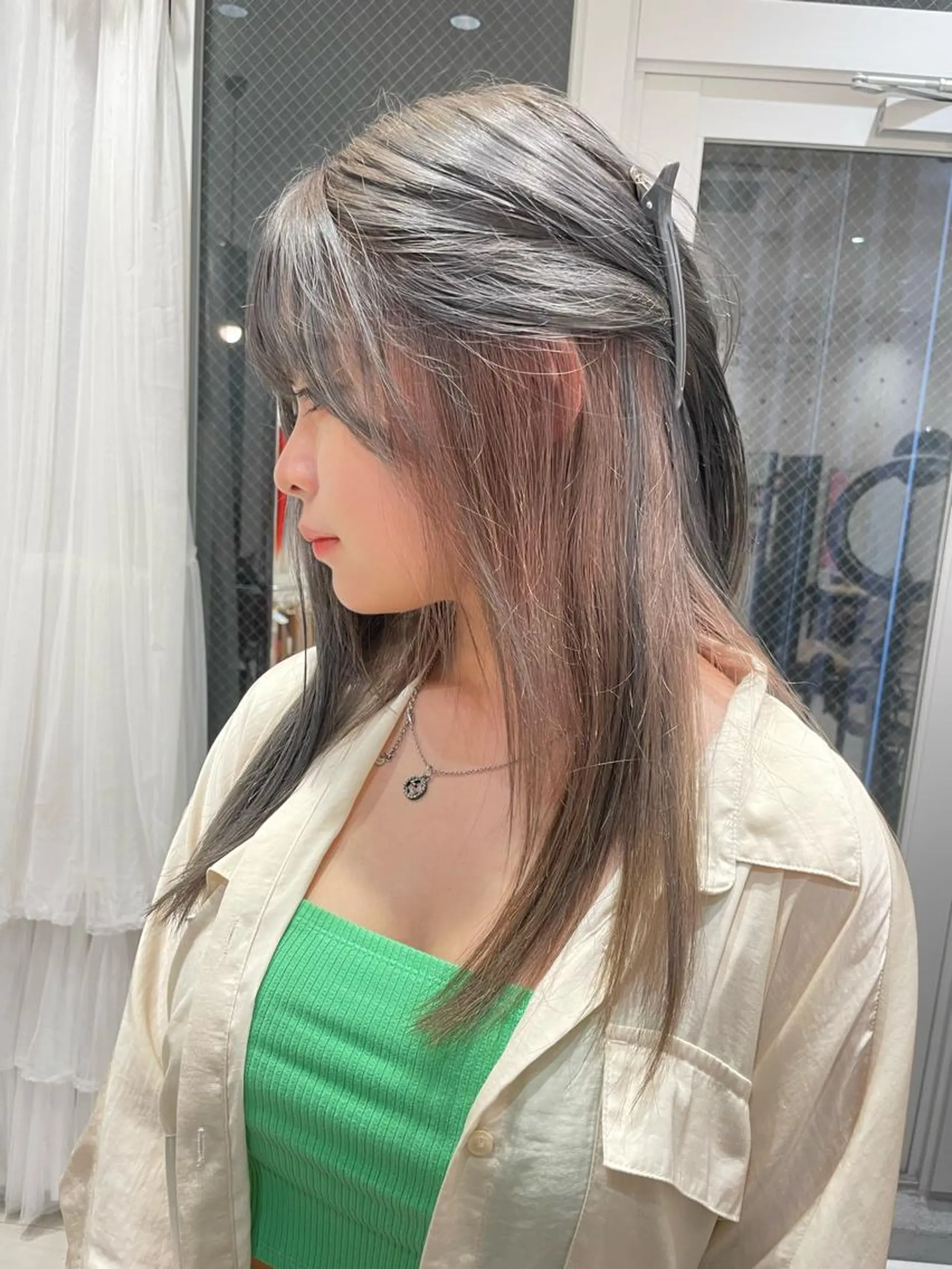 ロング カラー ベージュカラー ブロンド グレージュ オリーブグレージュ オリーブグレー ハッシュカット レイヤー池袋のヘアスタイル