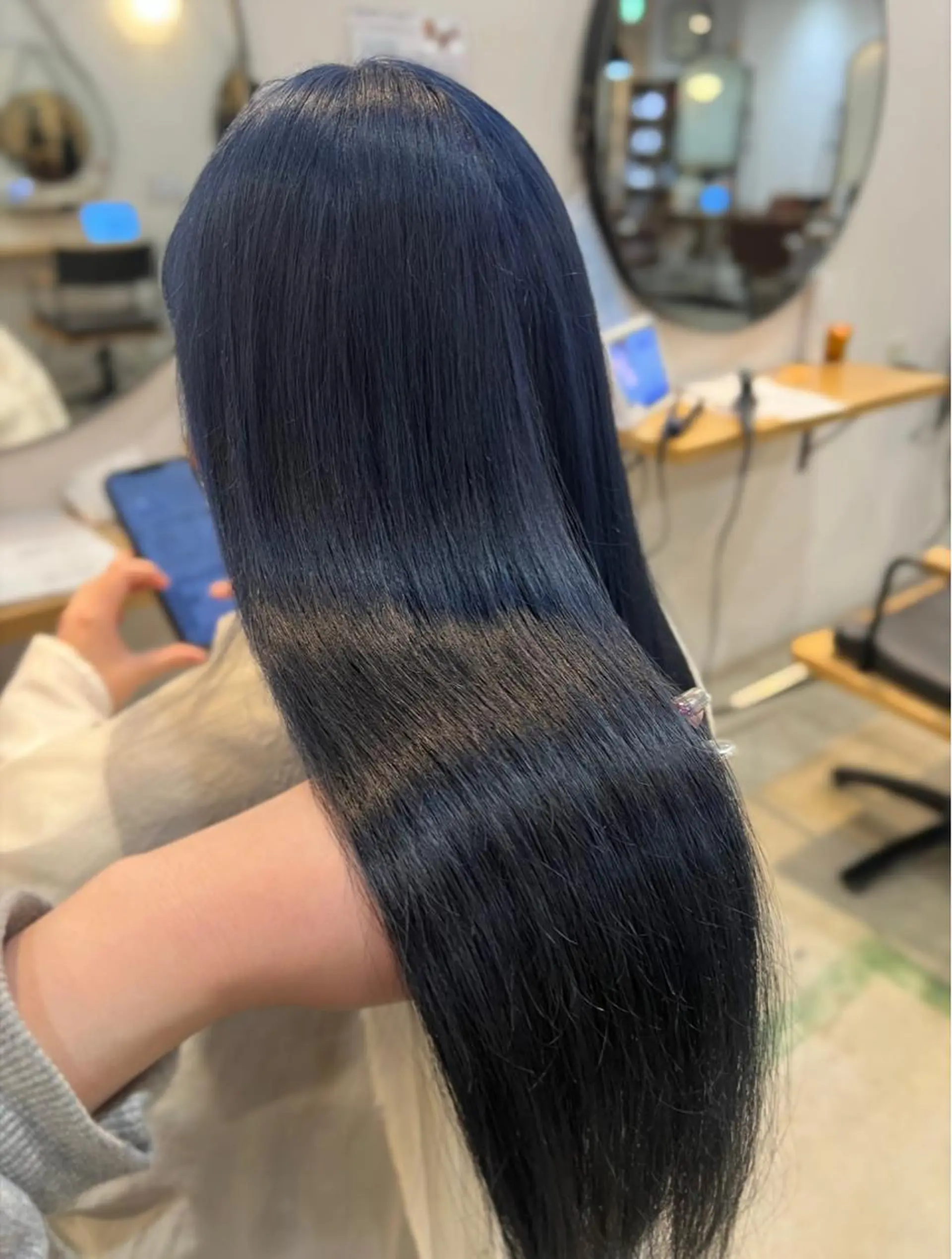 ロング カラー ブリーチ ブルーカラー ネイビーカラー beleefric 🩵黒木芽衣のヘアスタイル