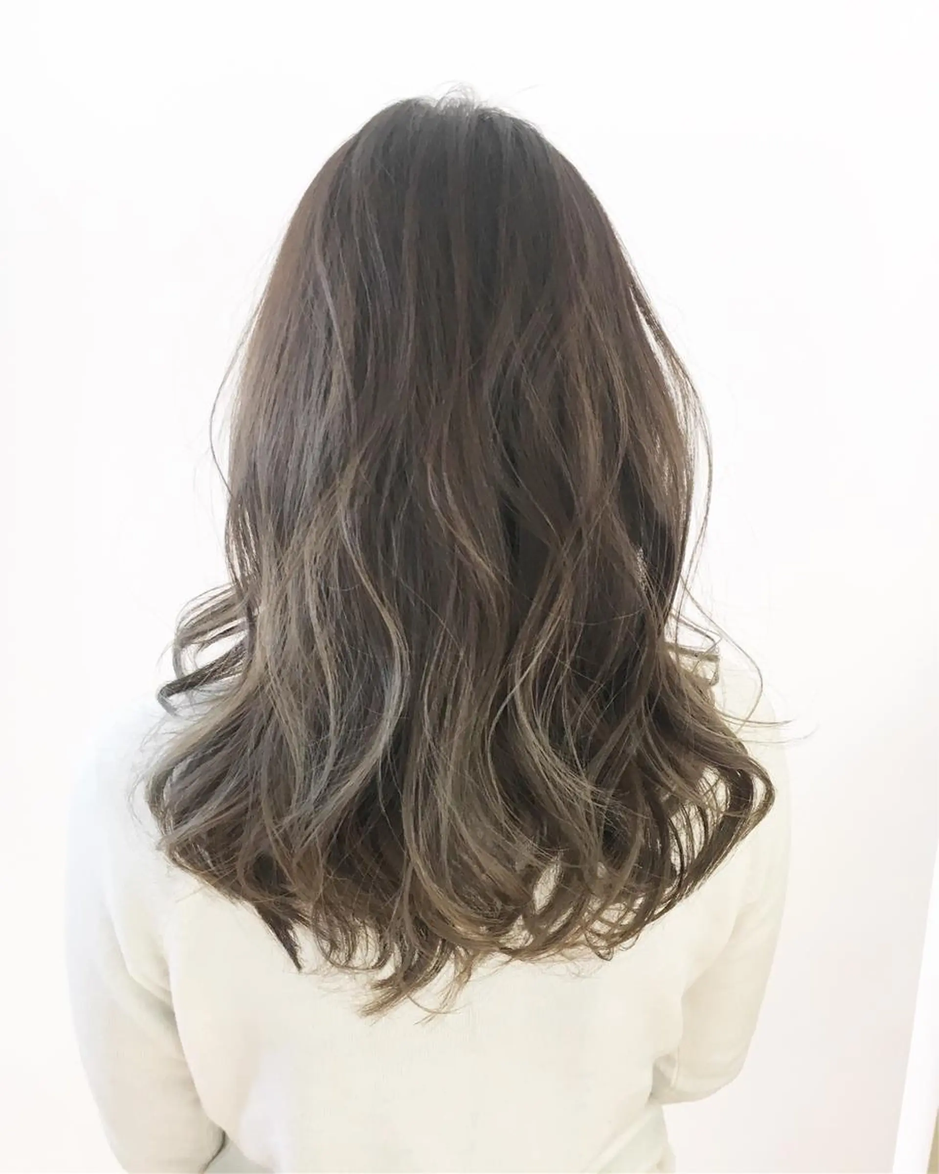 セミロング カラー ヘアアレンジ ブルーカラー ブルージュ 透明感カラー グラデーションカラー グレージュ ヘアカラー トリートメント ✨艶髪✨透明感✨ 山内大樹のヘアスタイル