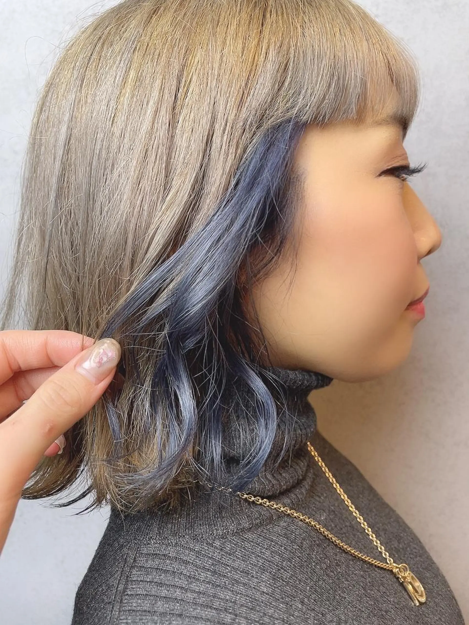 ミディアム カラー ベージュカラー ブルーカラー ホワイトベージュ 櫻井 未悠のヘアスタイル