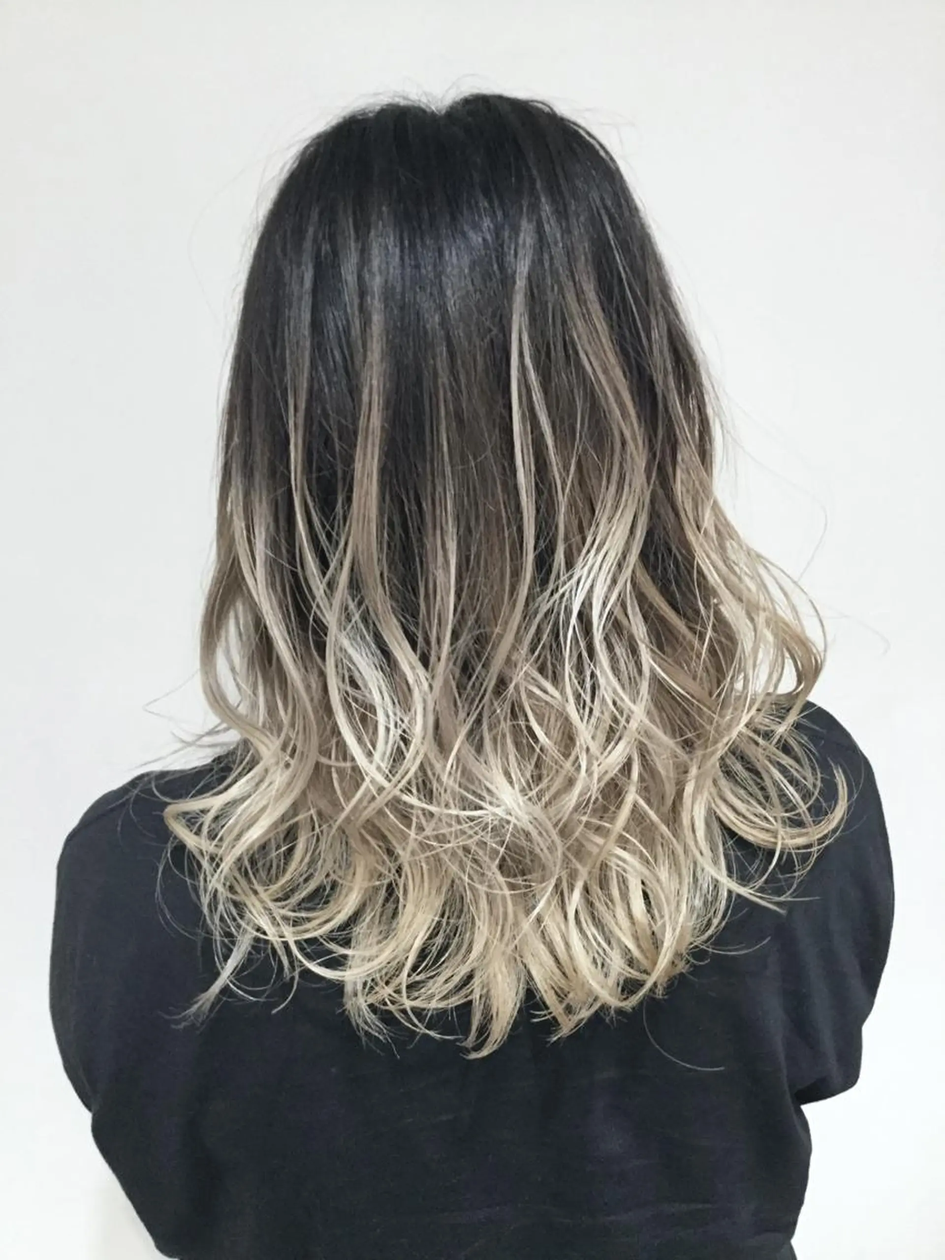 ミディアム カラー アッシュ アッシュグレー アッシュグレージュ バレイヤージュ ミストバング AMI Hair  supply所属・髪質改善カラー 韓国風レイヤーのヘアスタイル