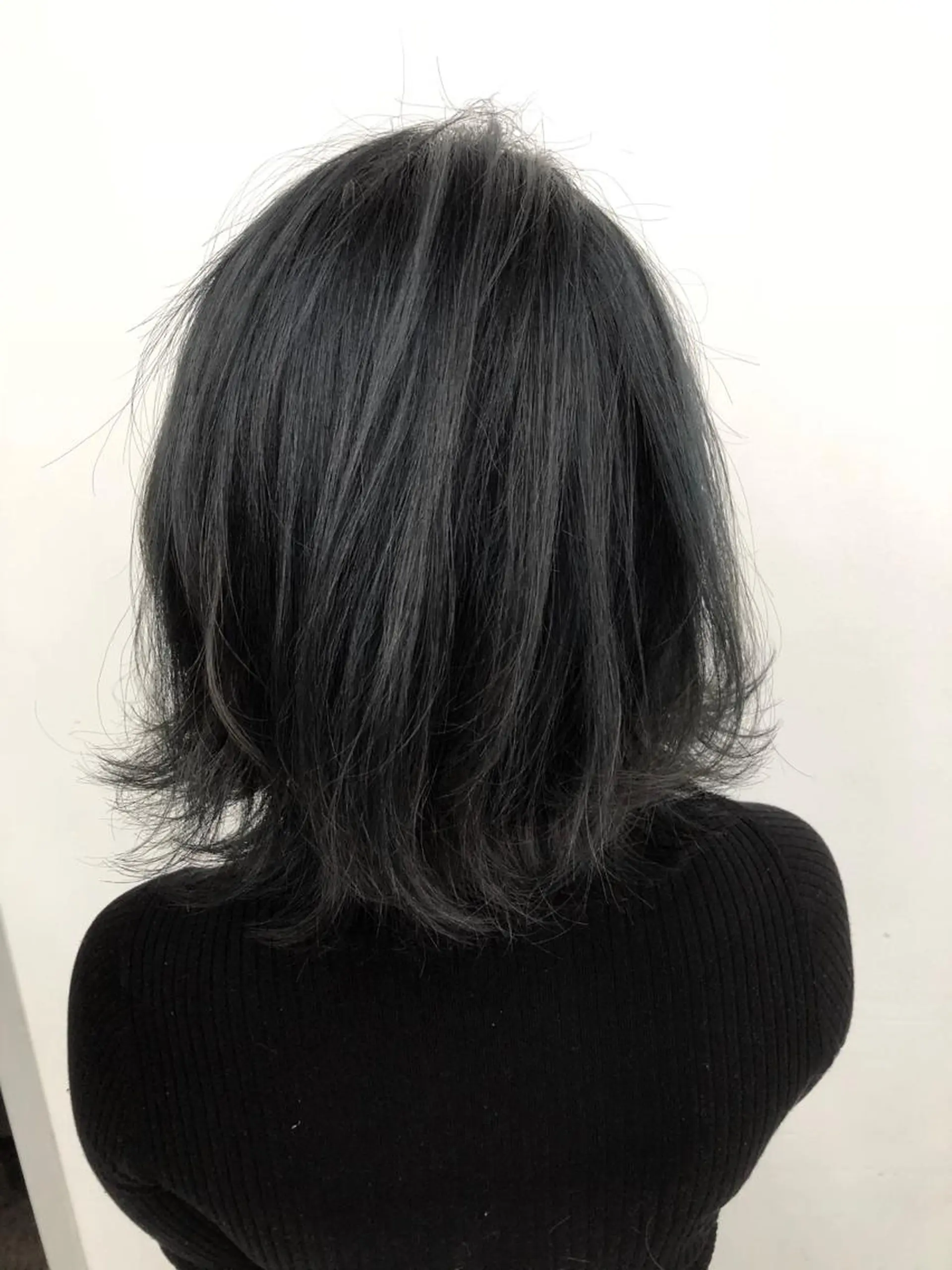 ミディアム カラー ブリーチ 透明感カラー ダークグレー ダークグレージュ グレージュ 岩崎 裕司のヘアスタイル