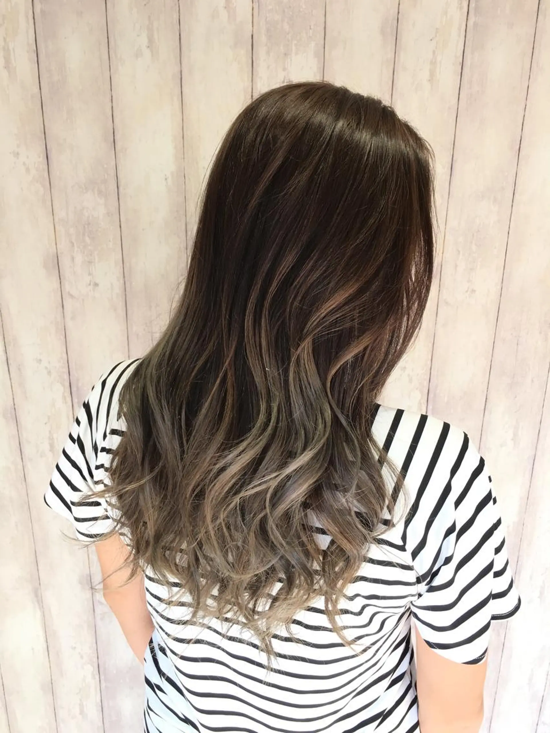 ロング カラー グラデーションカラー グレージュ トップスタイリスト 小澤純一のヘアスタイル