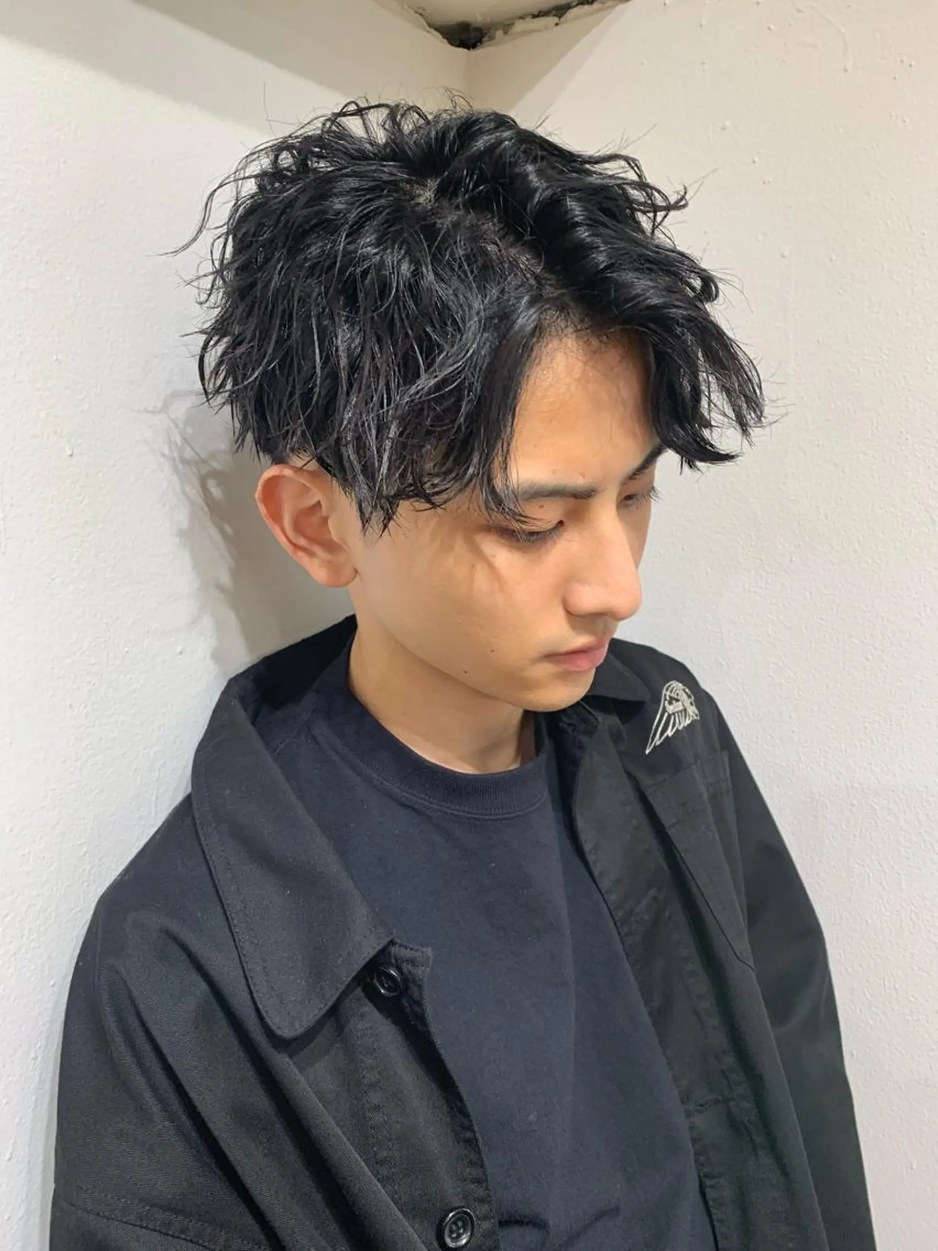 ミディアム パーマ メンズ ミディアムパーマ センターパート メンズ韓国風 マッシュウルフ マッシュ Chill所属・三矢 ちなつのヘアスタイル