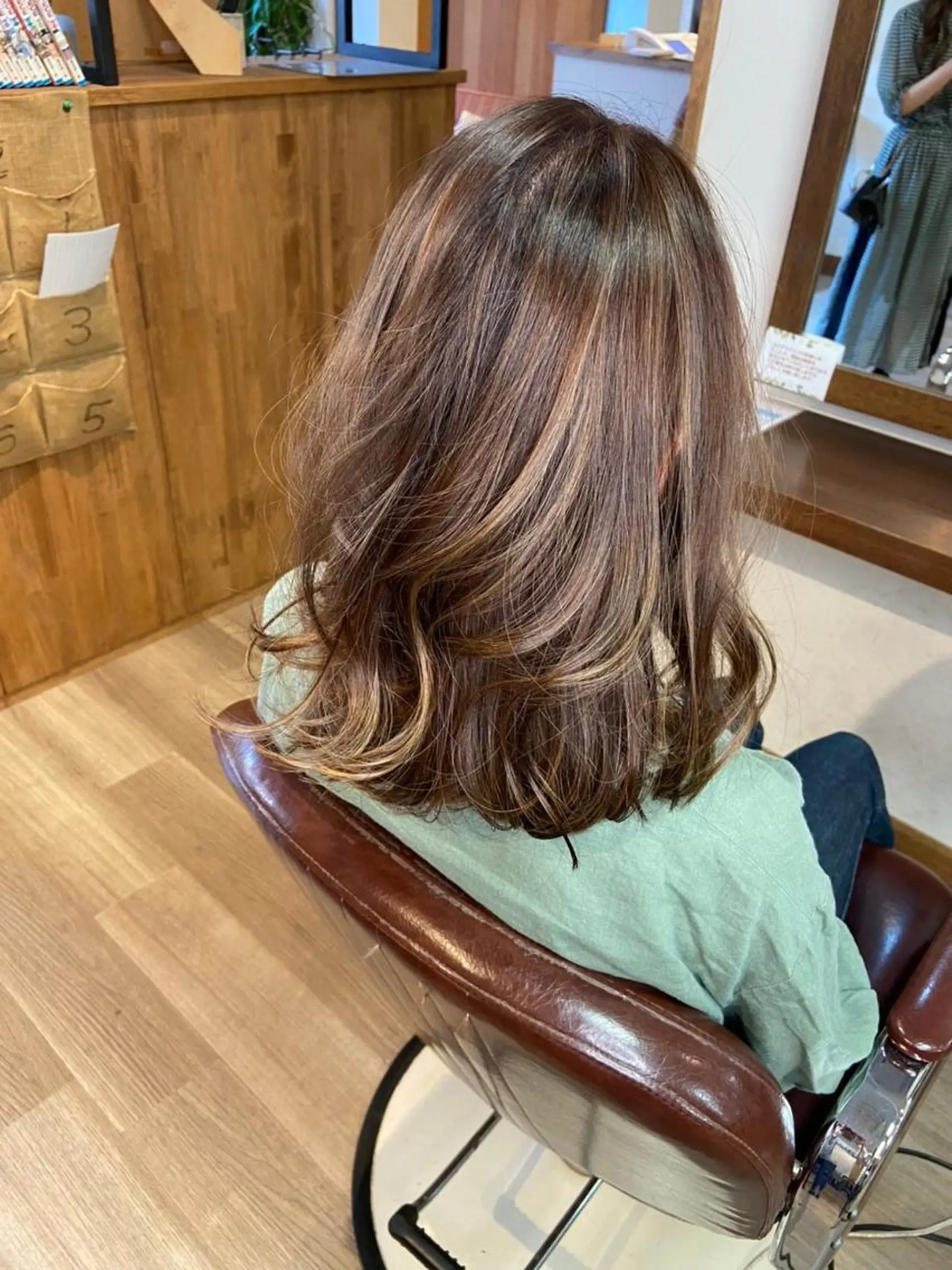 セミロング カラー ハイライトカラー ハイライト chill out 南塚口本店のヘアスタイル