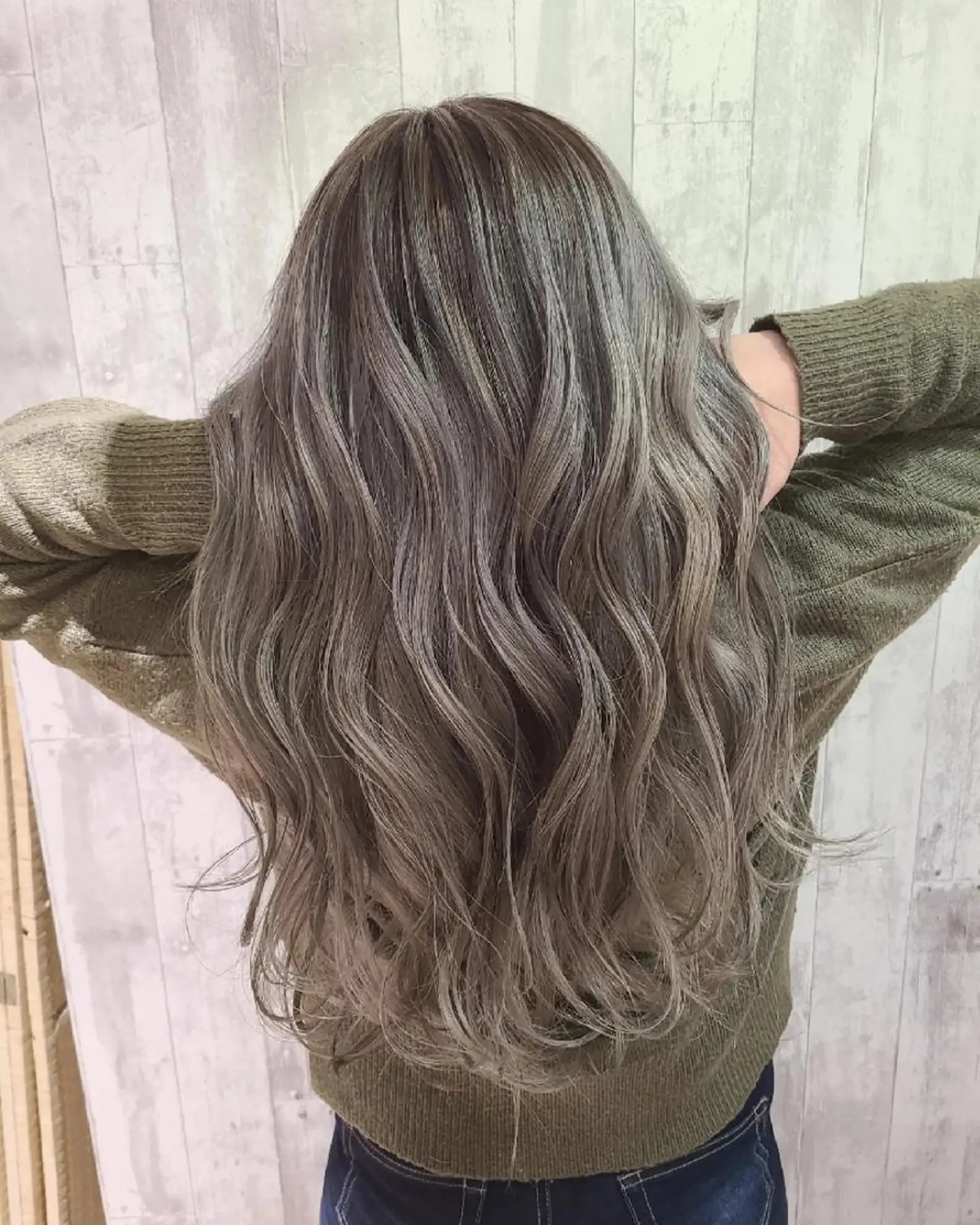 ロング カラー アッシュ バレイヤージュ ブリーチ グラデーションカラー レイヤーカット cherie所属・バレイヤージュ/ ハイライト/大内格のヘアスタイル