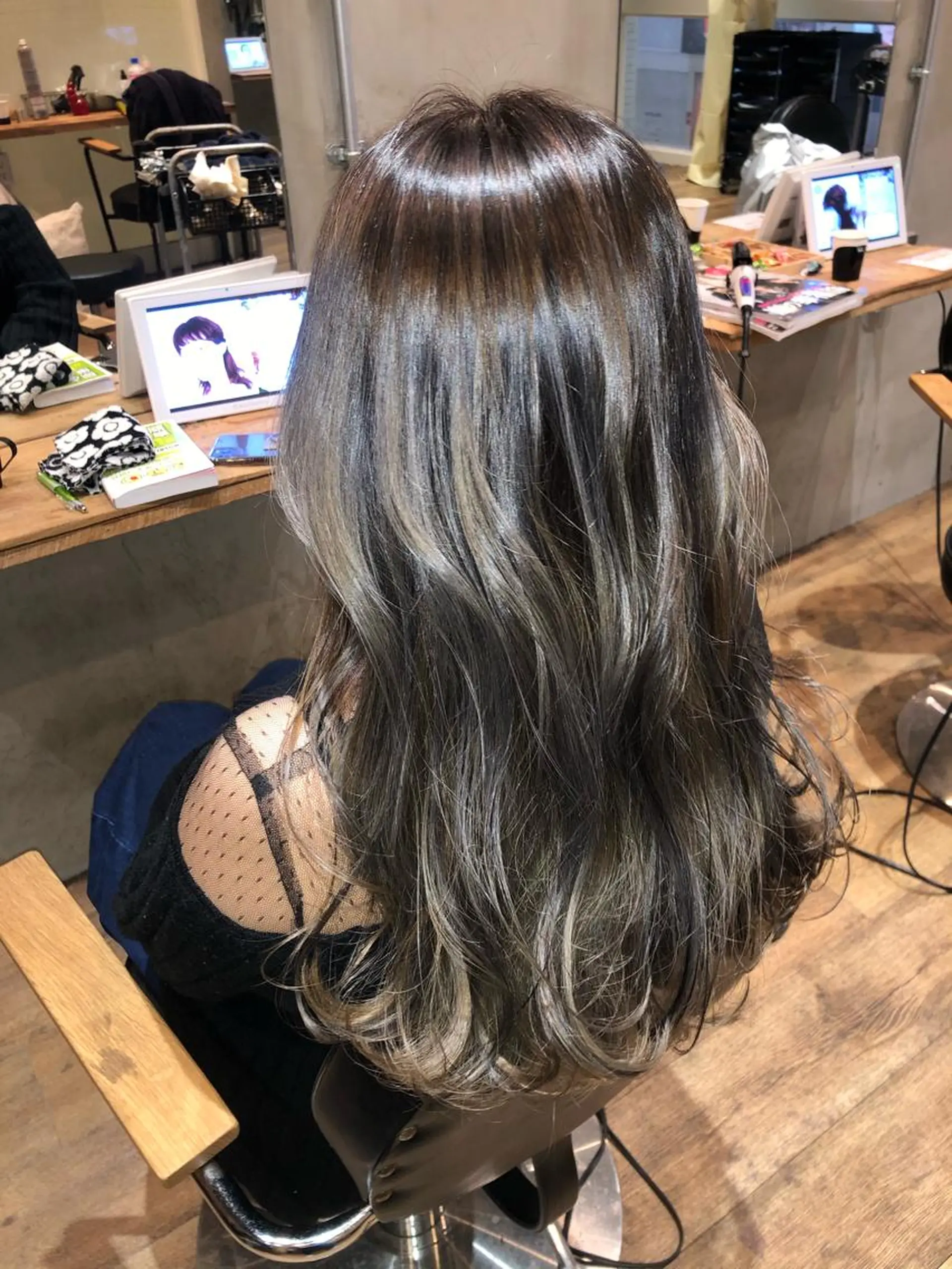 セミロング カラー バレイヤージュ レイヤーカット stylist misakiのヘアスタイル