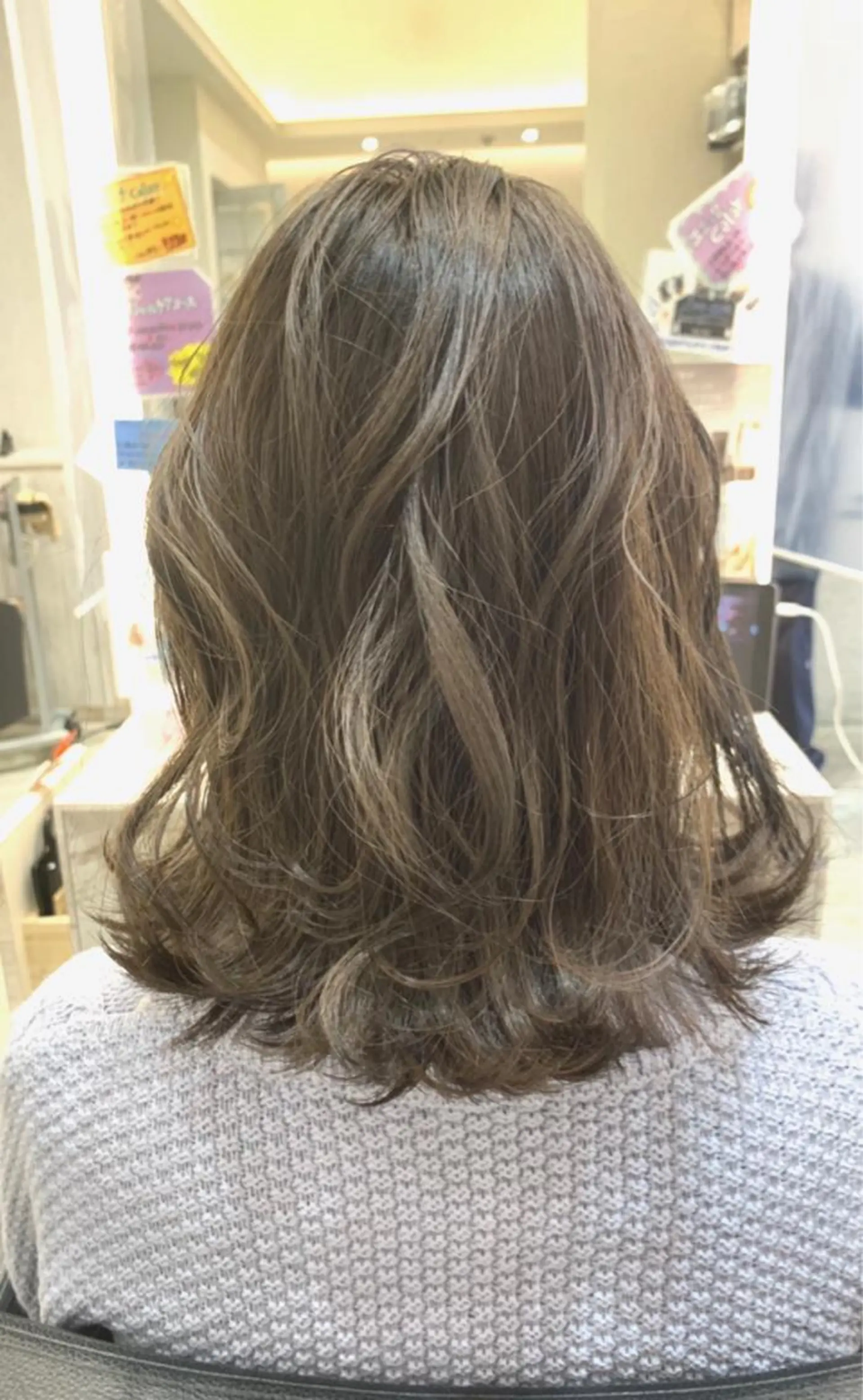 ミディアム カラー ブリーチ グレージュ レイヤー／パーマ 西山賢志のヘアスタイル