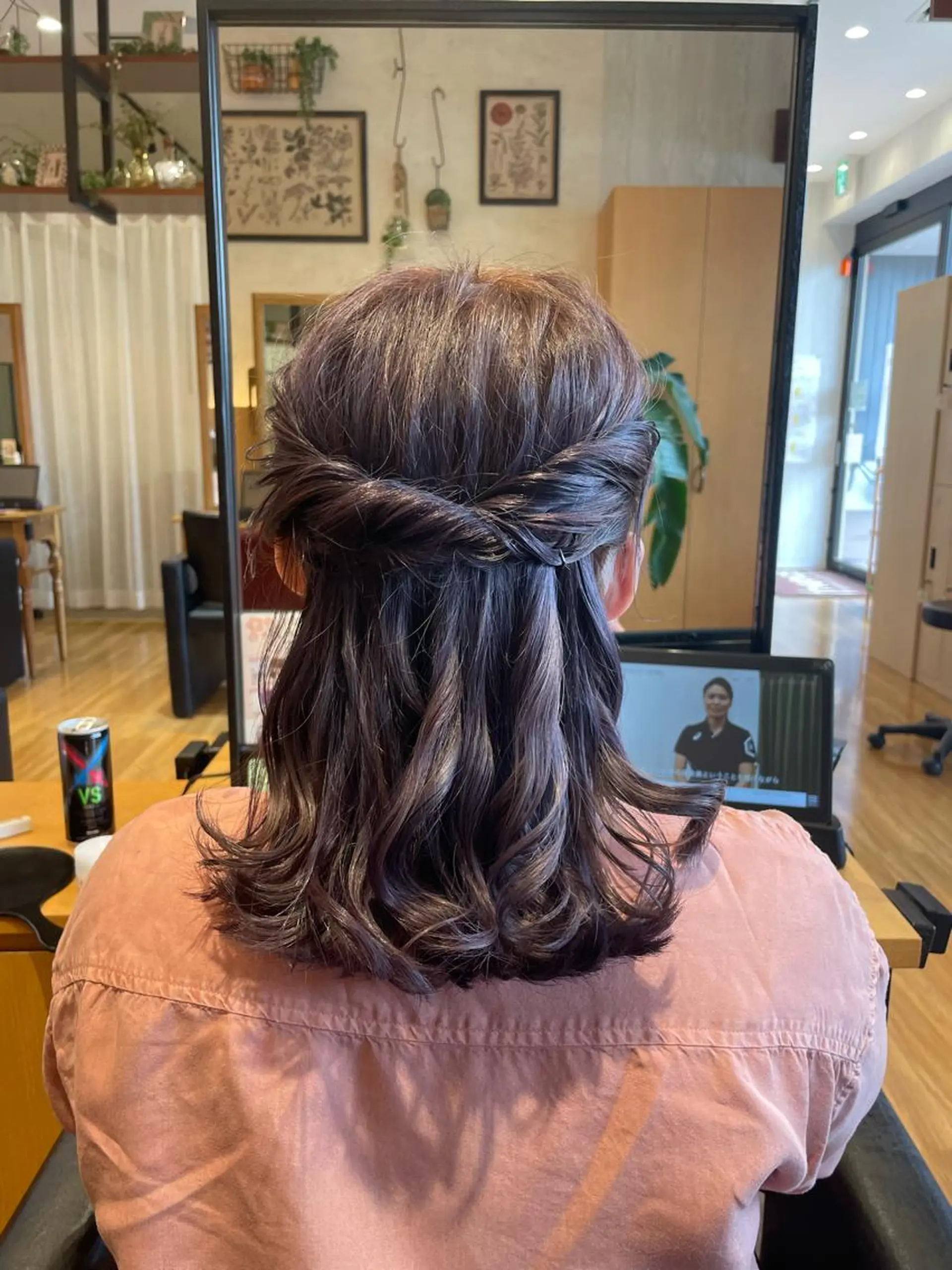 ミディアム ヘアアレンジ ハーフアップ WE RULE 札幌店 【ウィールール 札幌店】所属・✨️大人ショート 髙橋朋花のヘアスタイル