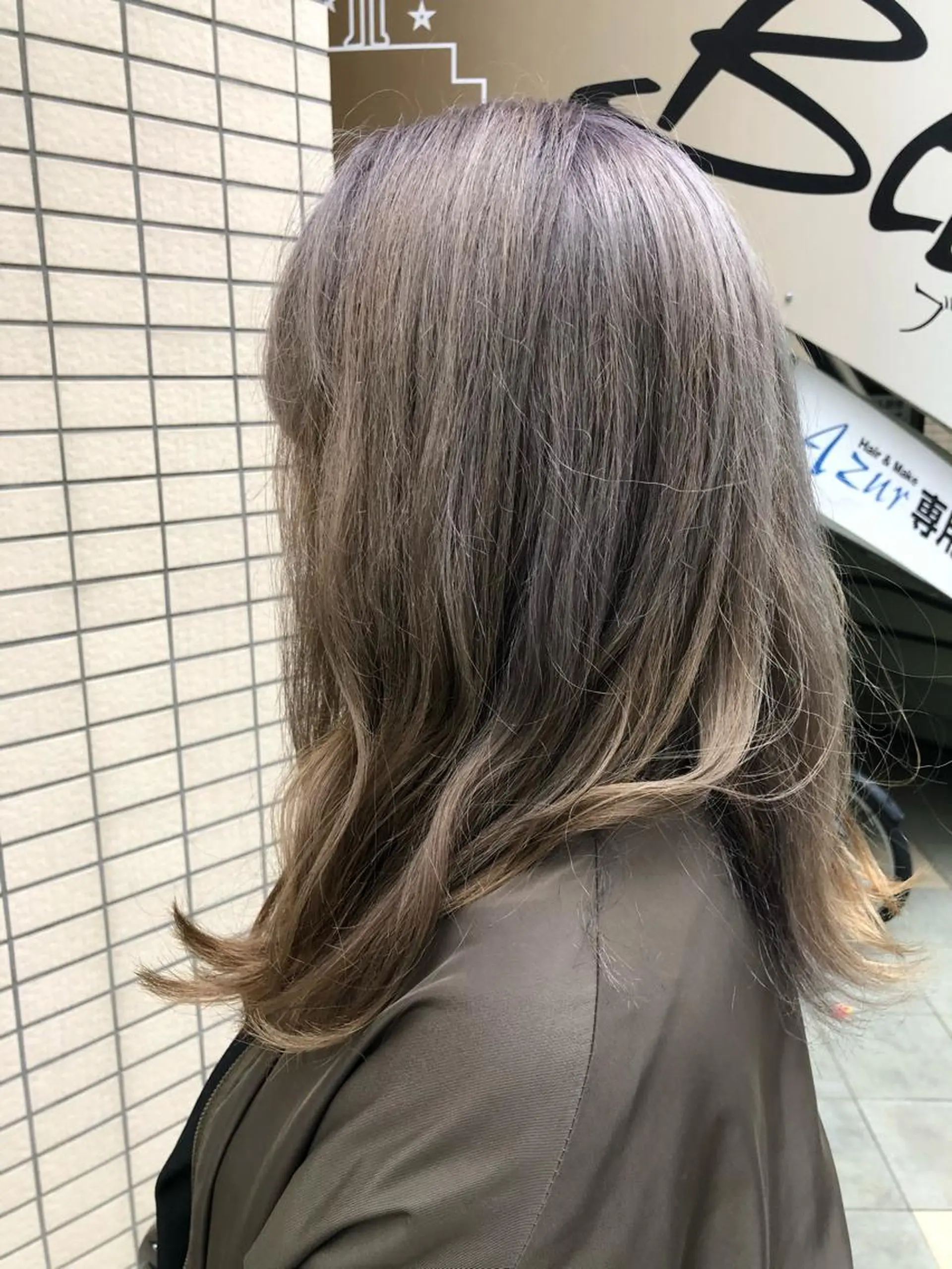ミディアム ラベンダーベージュ ヘアカラー 阿部 美咲のヘアスタイル