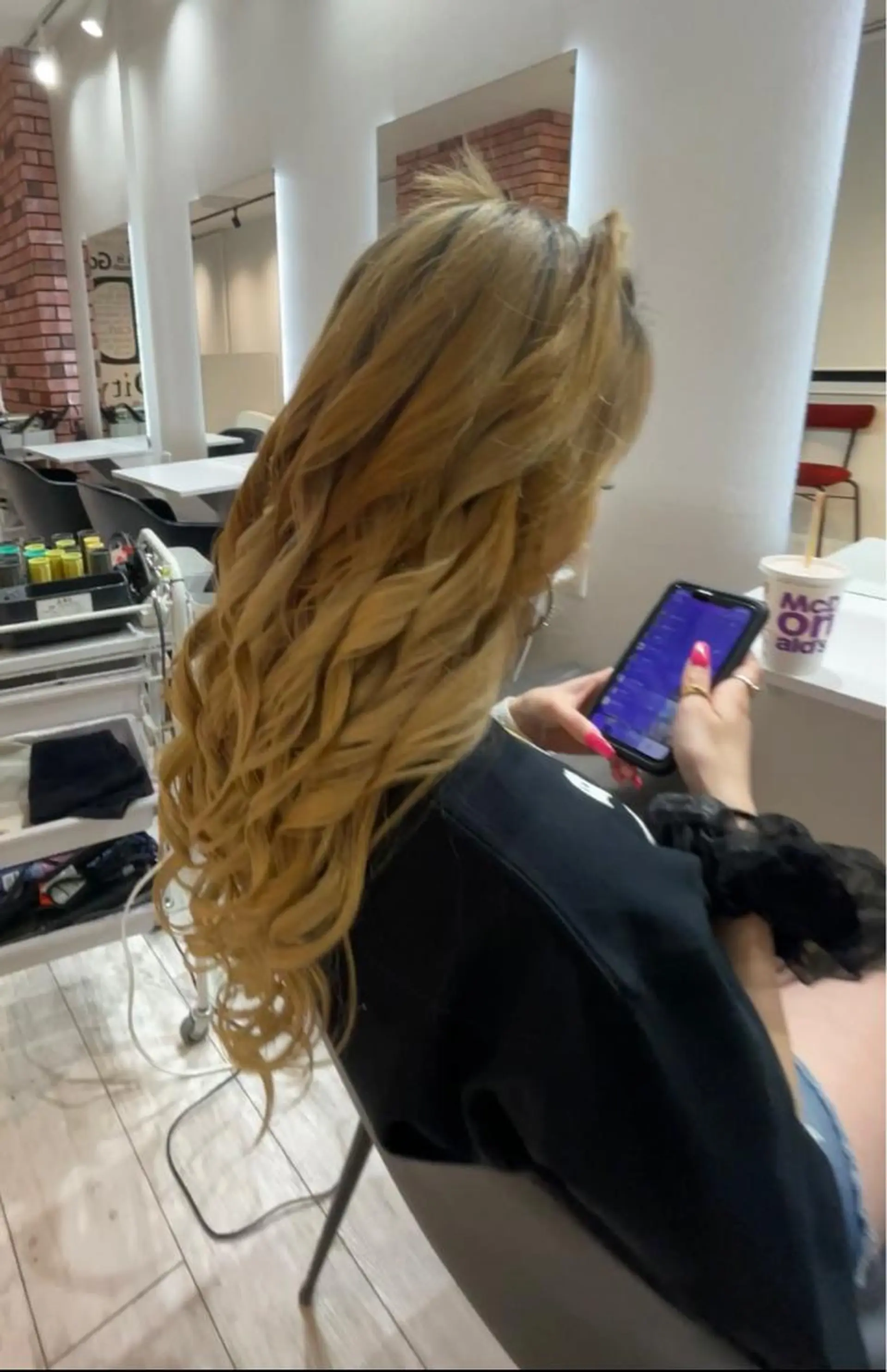 ロング 倉地 更彩のヘアスタイル