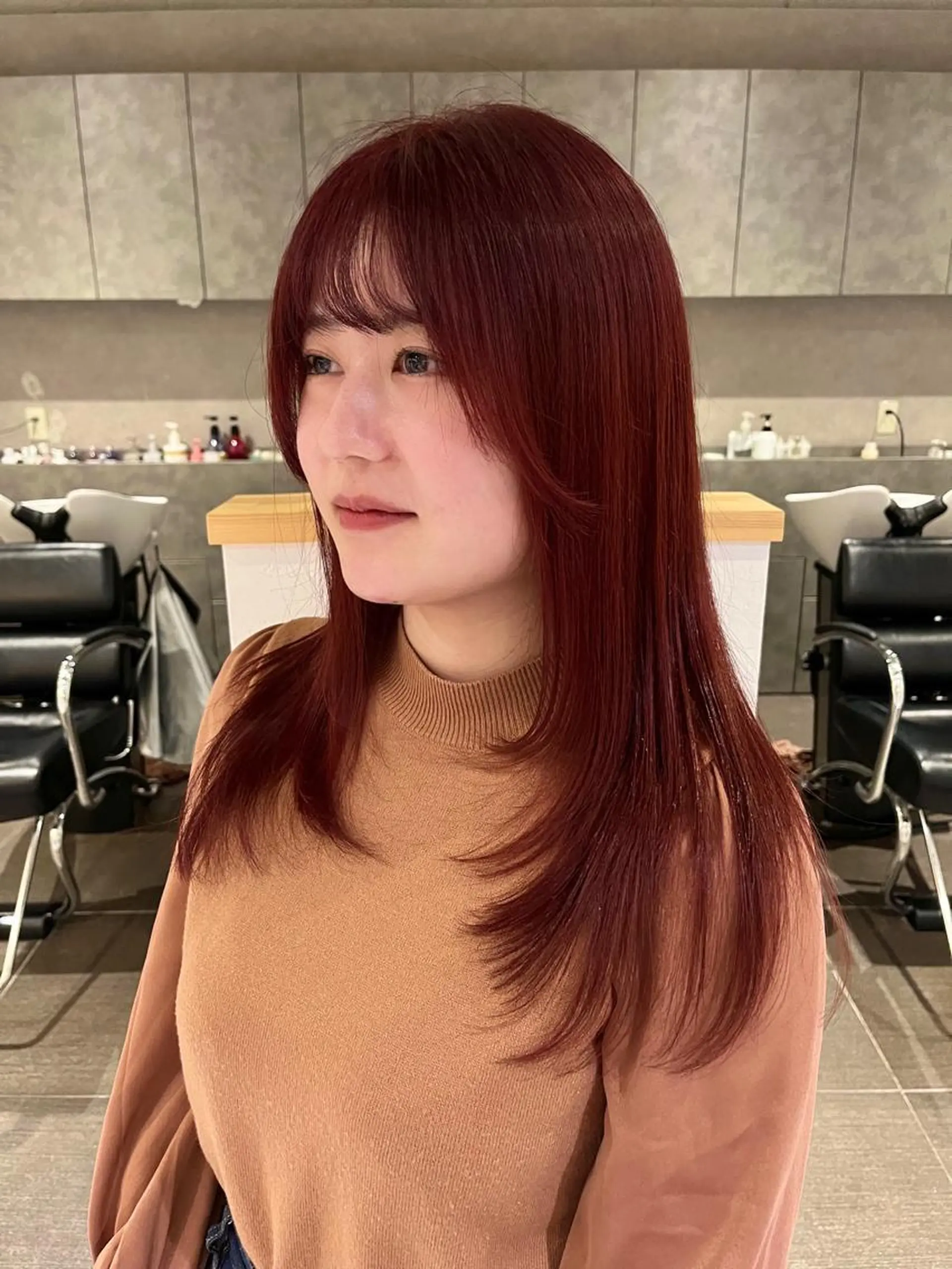 セミロング カラー ボルドーカラー ハイトーンカラー レッドカラー レイヤーカット カット ヘアカラー トリートメント 桃果 momokaのヘアスタイル