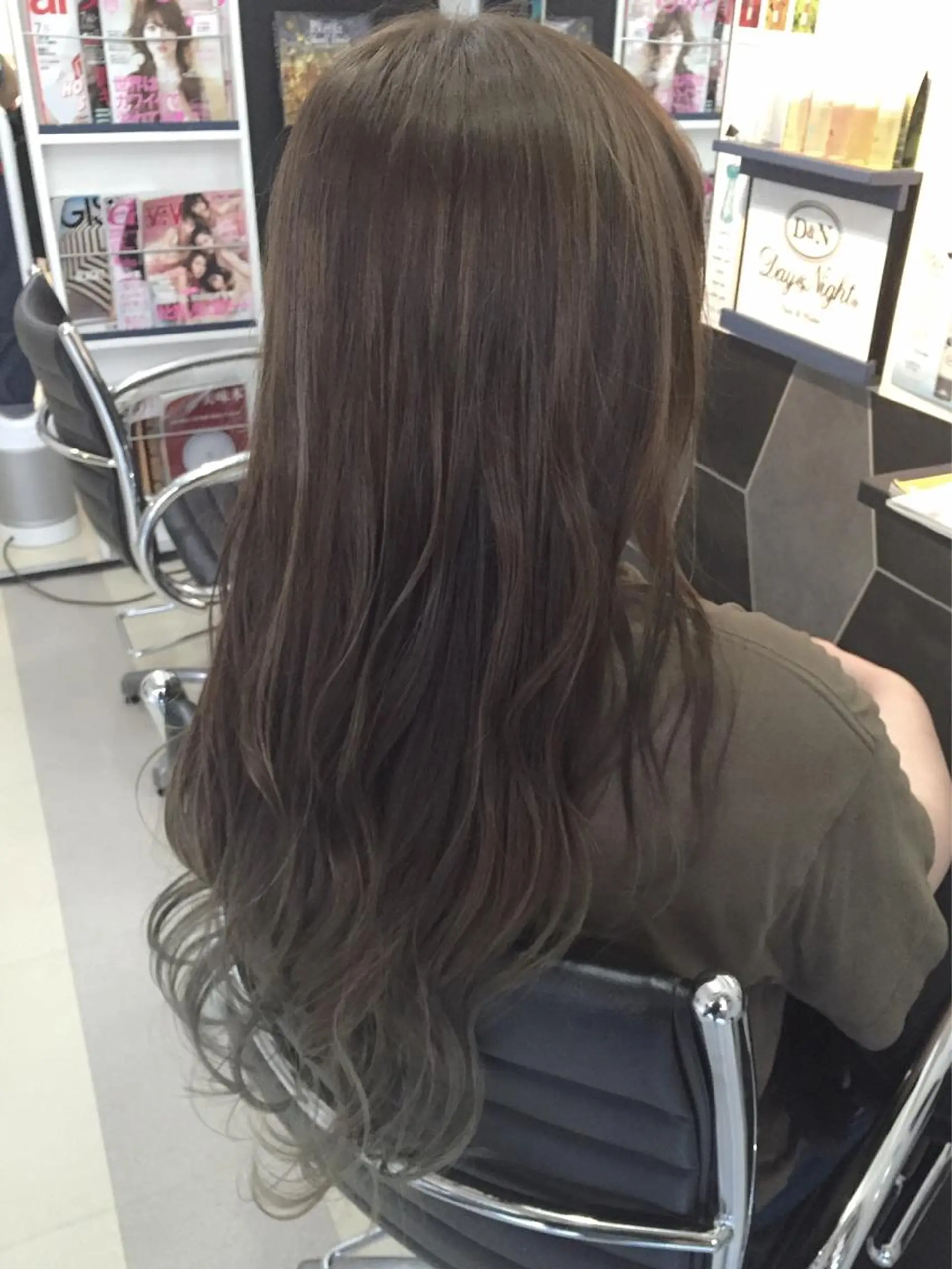 ロング カラー アッシュ アッシュグレー グラデーションカラー Maison de  Day&Night所属・統括ディレクター kuriのヘアスタイル