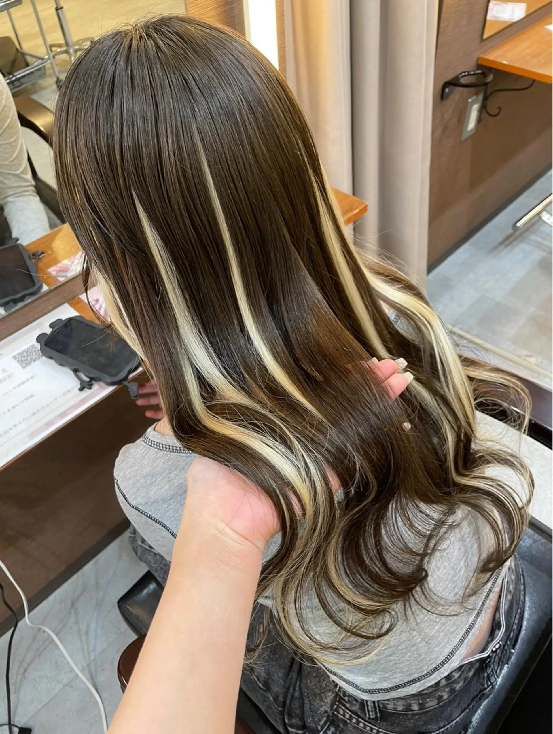 ロング プルエクステ エクステ ハイライト アールバイニーナ所属・R by NINA アールバイニーナのヘアスタイル