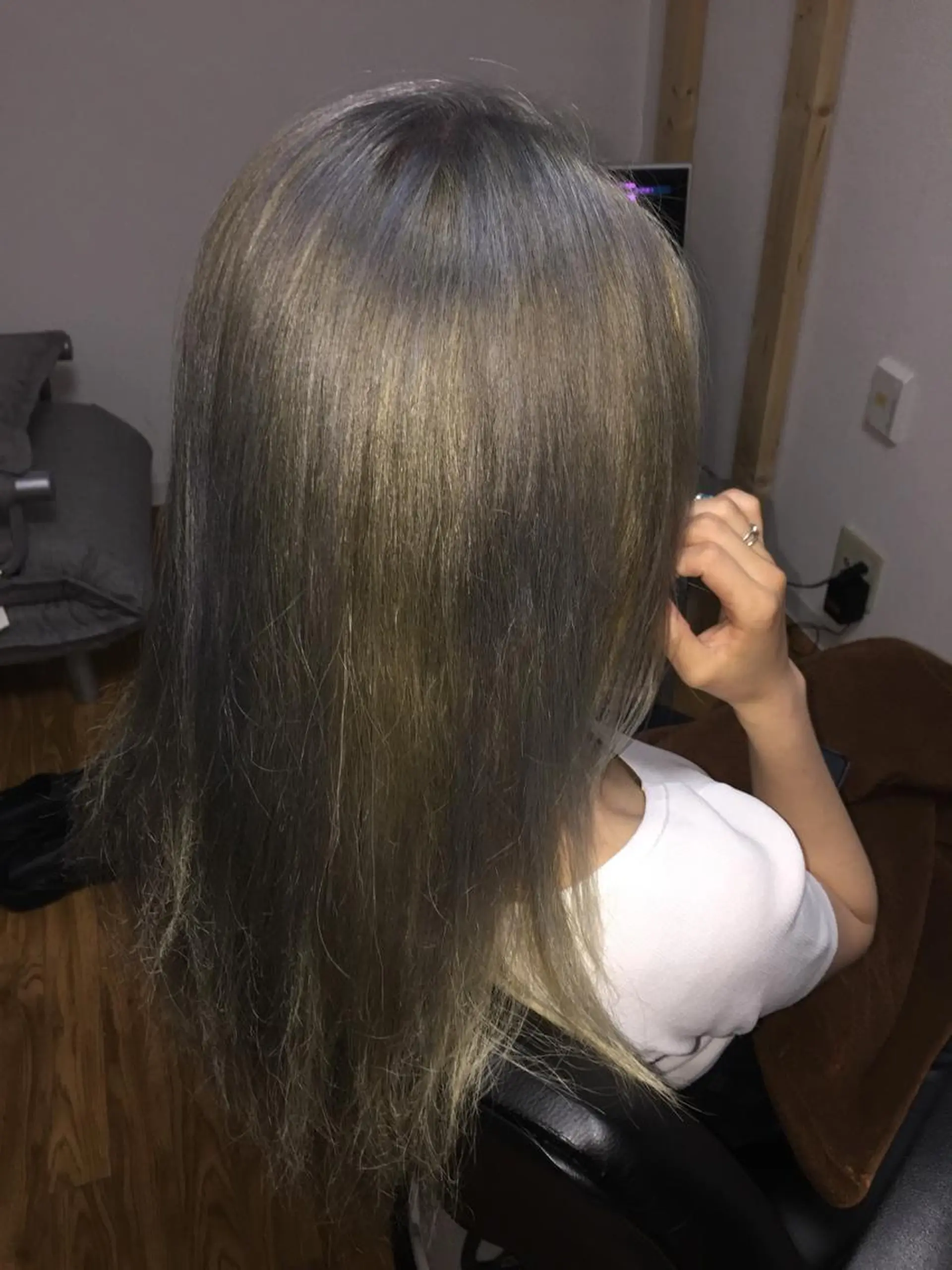 ロング カラー ブリーチ ハイトーンカラー シルバー じょん 。のヘアスタイル