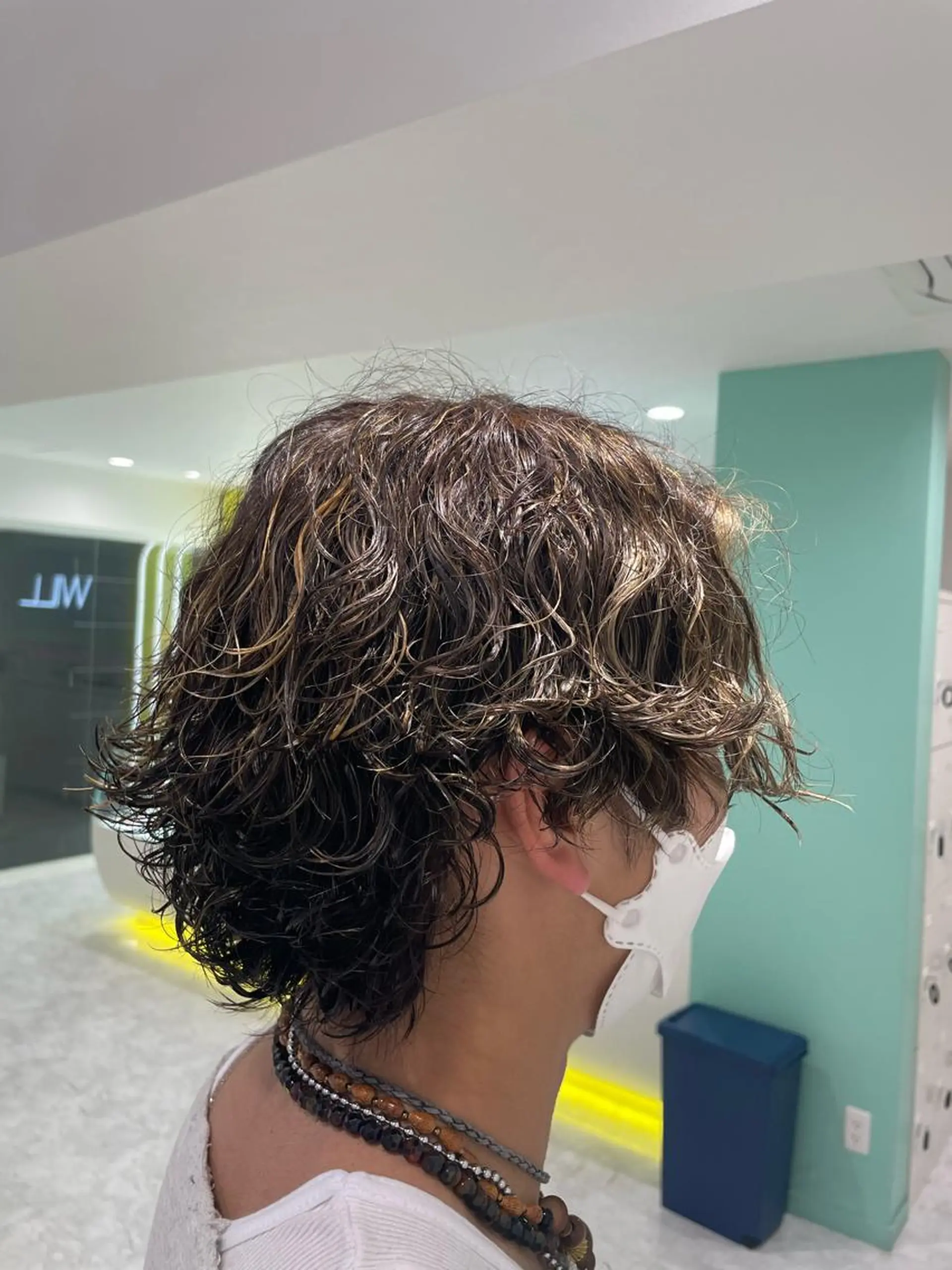 ミディアム パーマ ヘアアレンジ メンズ ミディアムパーマ メンズパーマ メンズウルフカット ウルフカット 顔まわりカット の達人のヘアスタイル