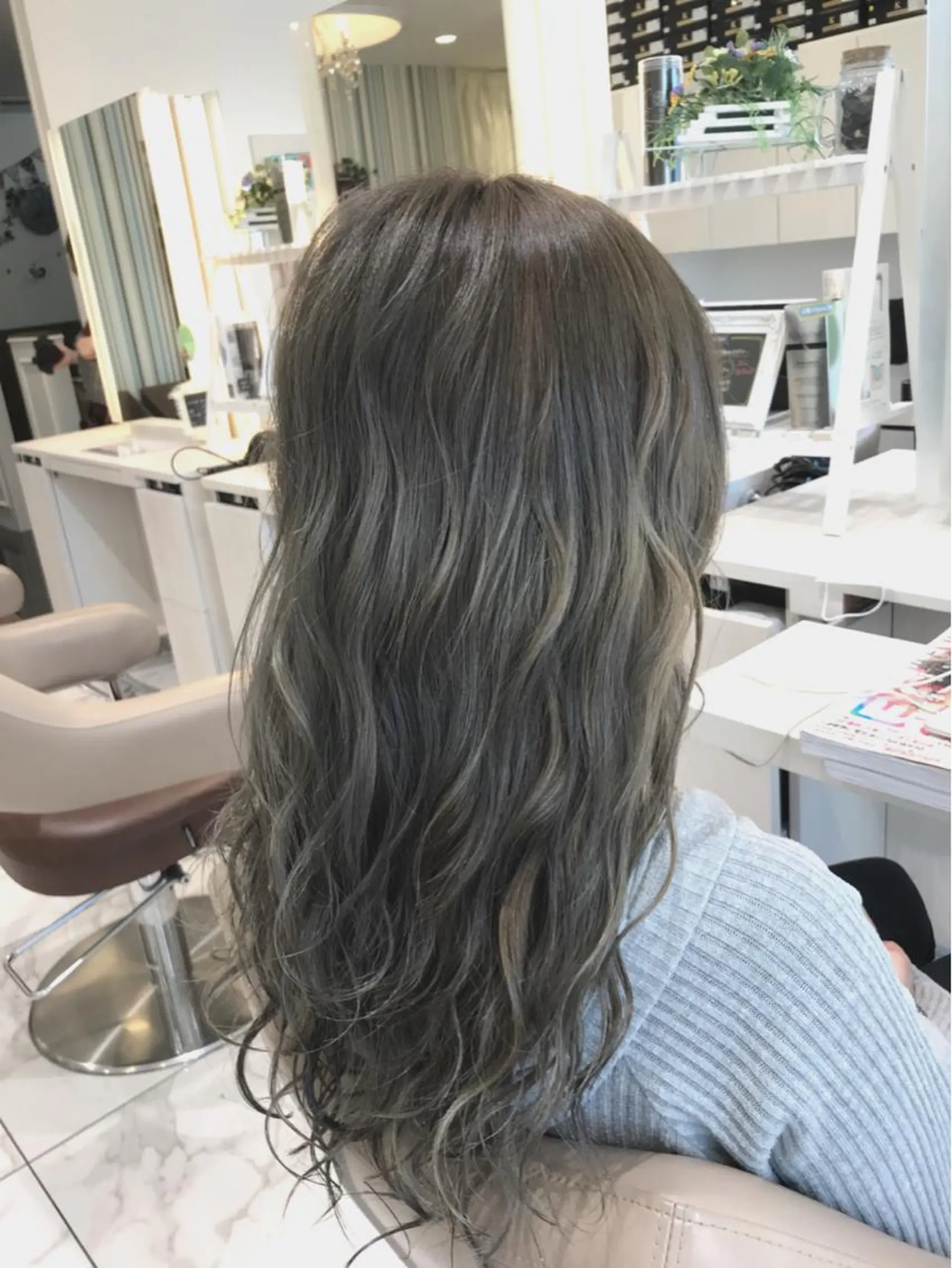 セミロング カラー グレージュ ハイライトカラー カーキグレージュ ハイライト カット ヘアカラー 山崎俊輔/髪質改善 /バレイヤージュのヘアスタイル