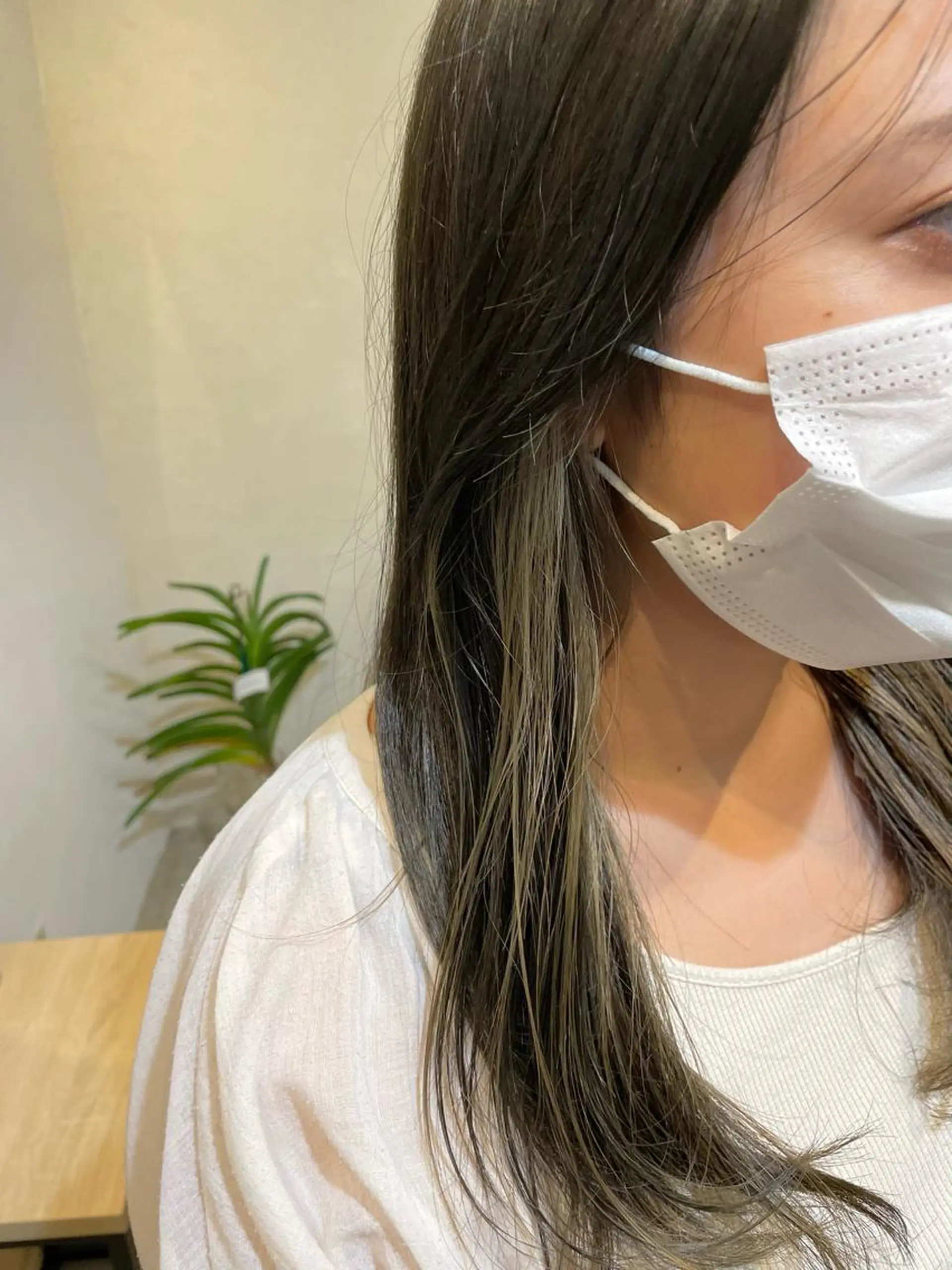 ロング カラー イヤリングカラー ハイライトカラー インナーカラー ハイライト Rin:nel hair所属・Takanishi くすみベージュカラーのヘアスタイル