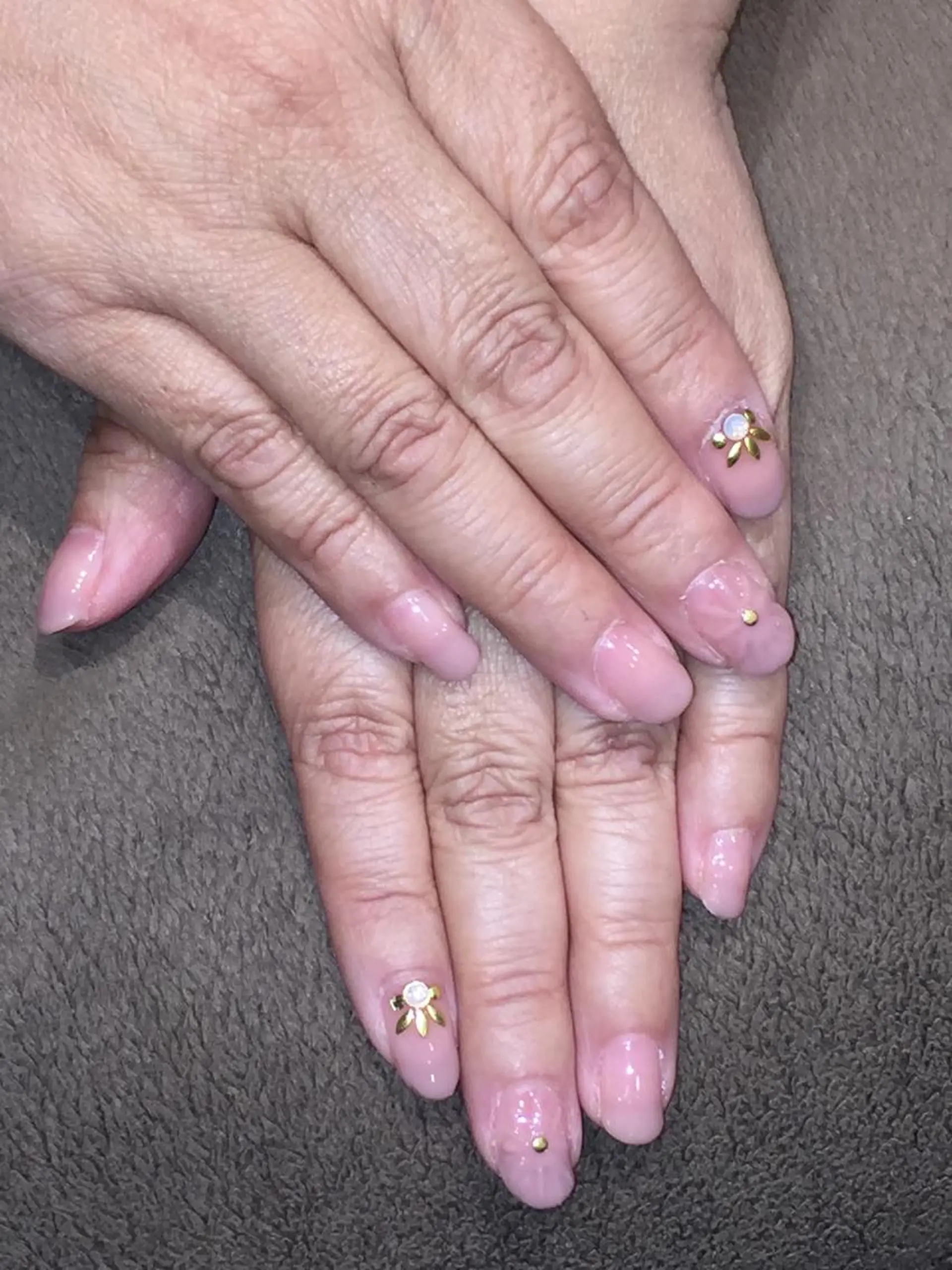 キッズ ネイル グラデーション ピンク ピンクベージュ 髙尾 綺女のマツエク・マツパデザイン