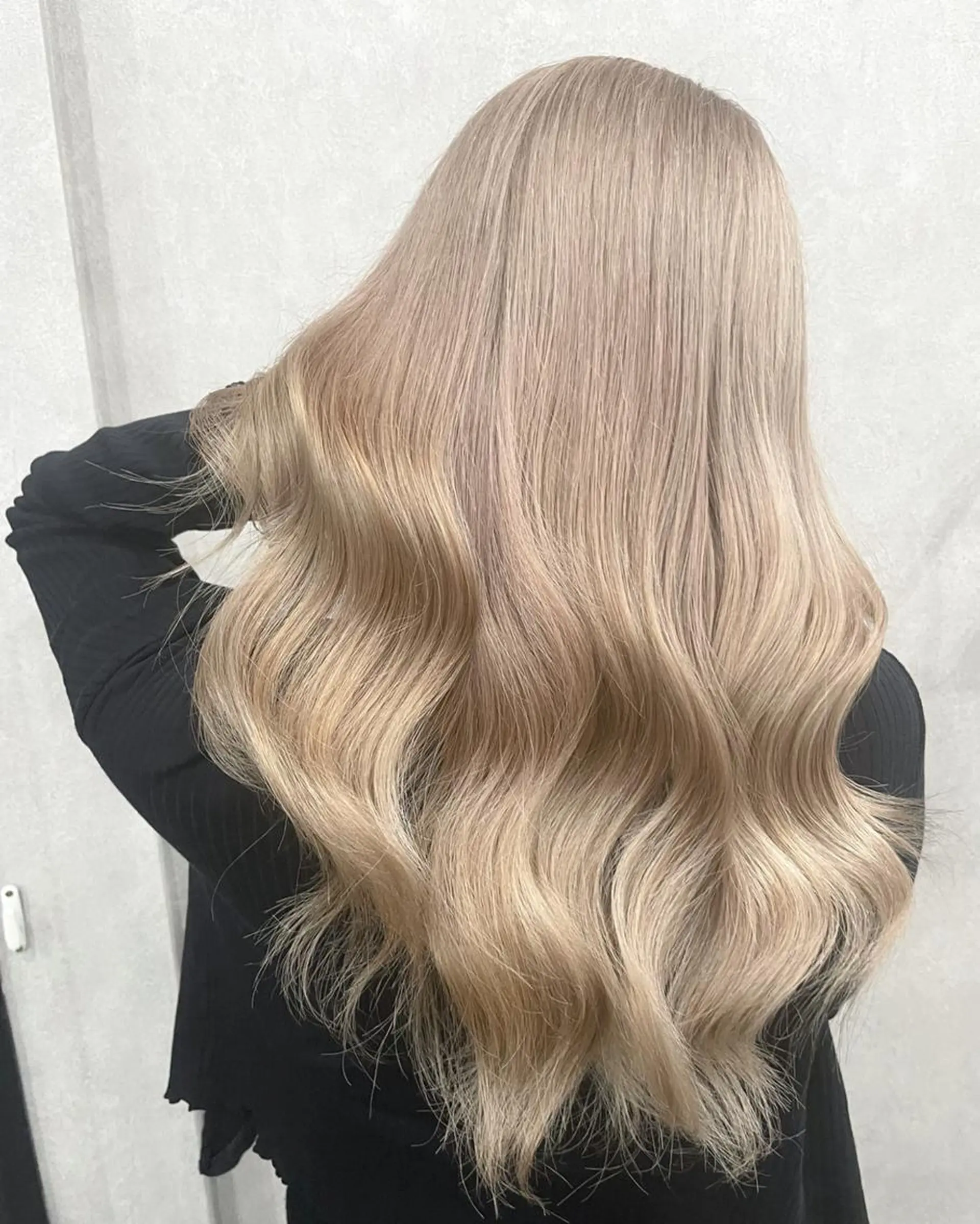 ロング カラー パーマ ヘアアレンジ シールエクステ アッシュ バレイヤージュ ベージュカラー ブリーチ ハイトーン カラーのヘアスタイル