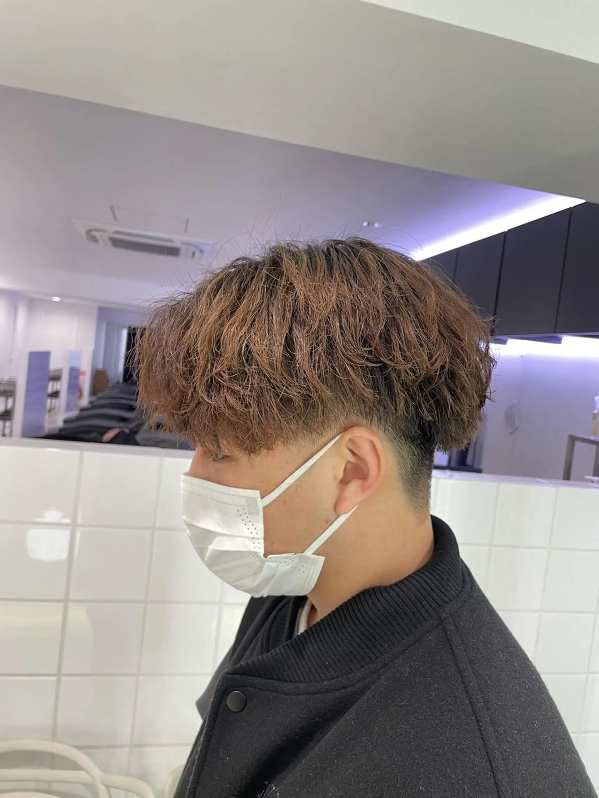 セミロング パーマ ヘアアレンジ メンズ 艶カラー の達人のヘアスタイル