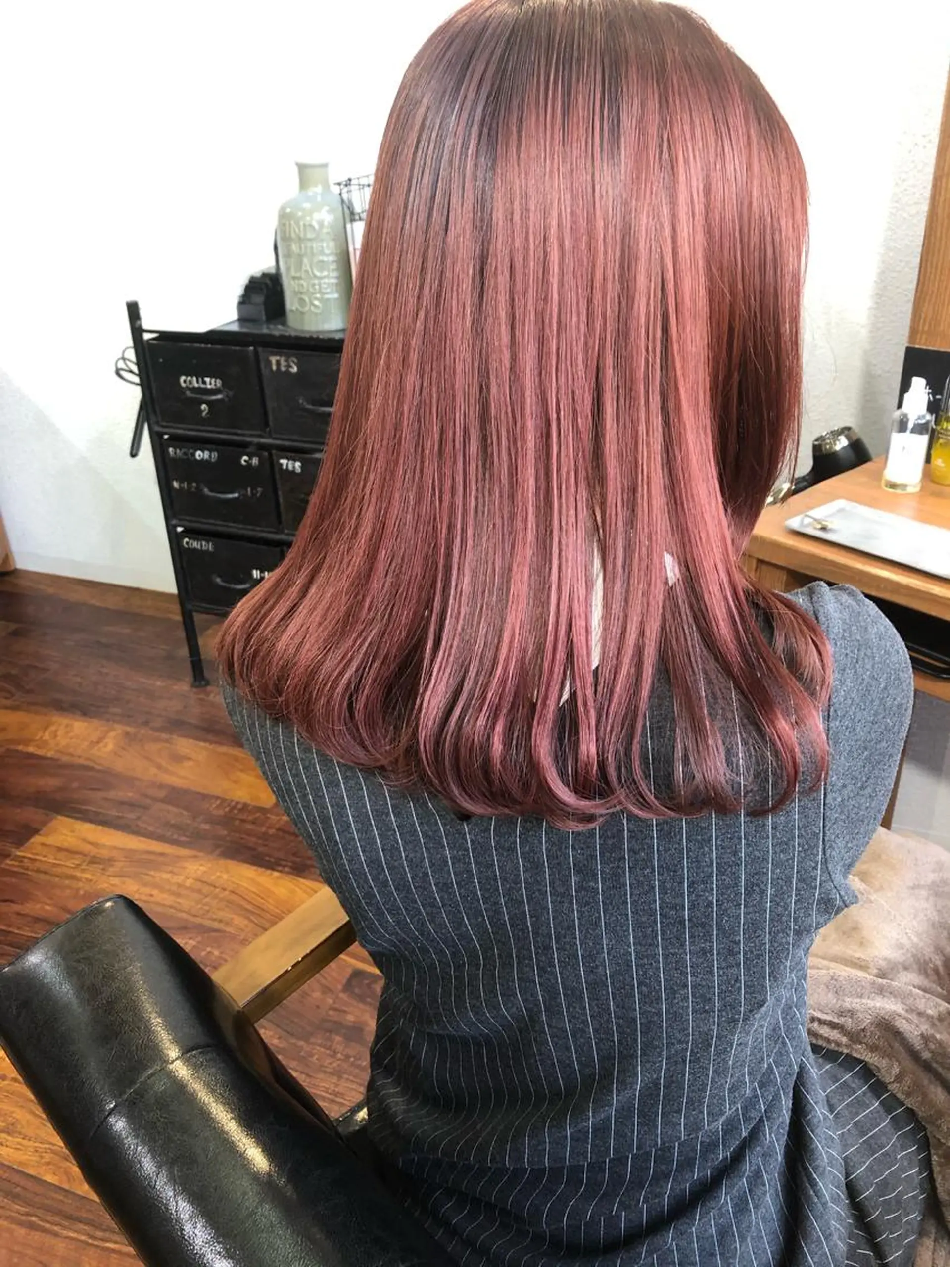 セミロング カラー ブリーチ カシス ピンクカラー 小木曽智美 /ボブ/ショートのヘアスタイル