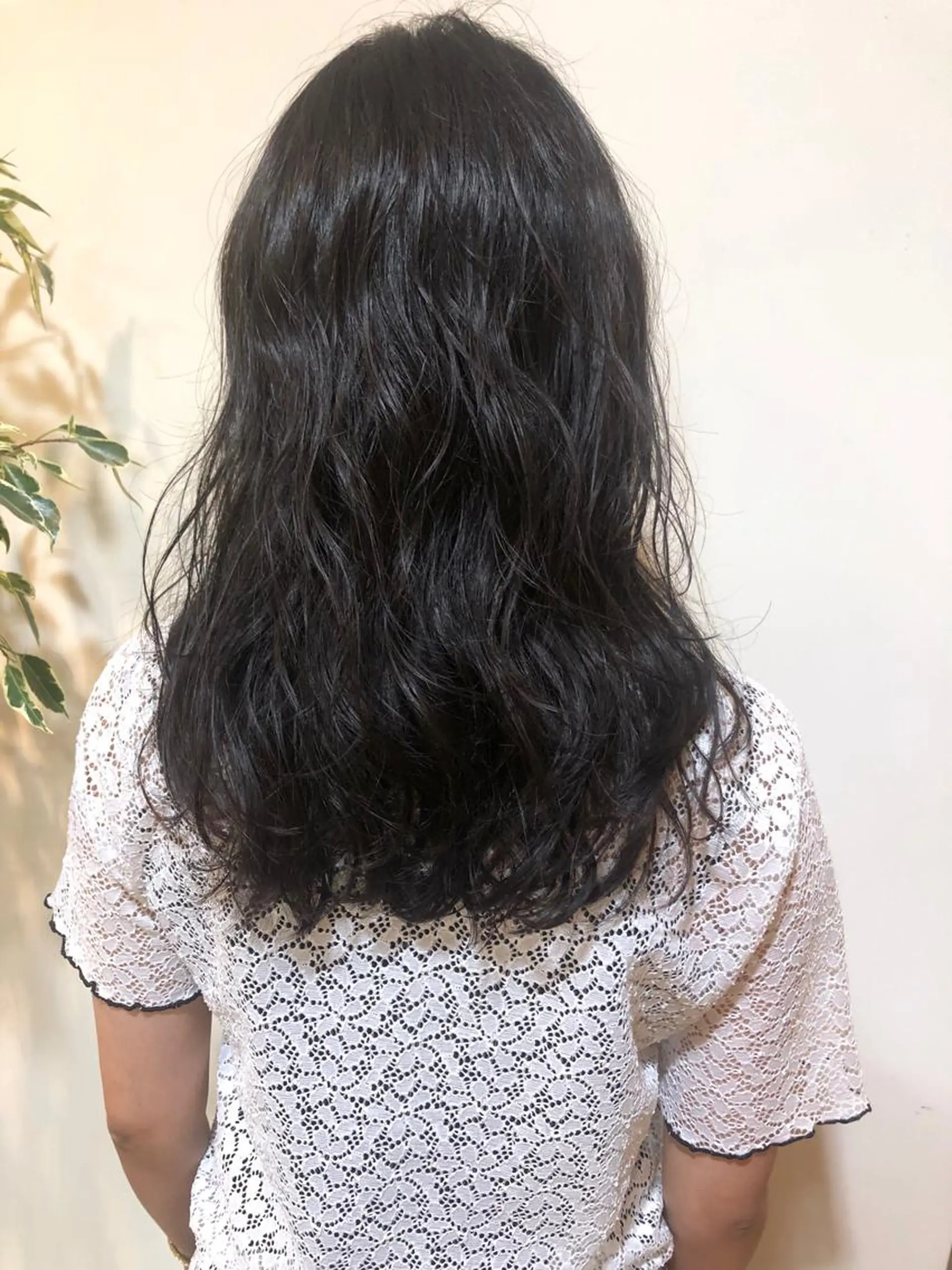 ミディアム パーマ MIOベージュカラー 柔らかいカラーのヘアスタイル