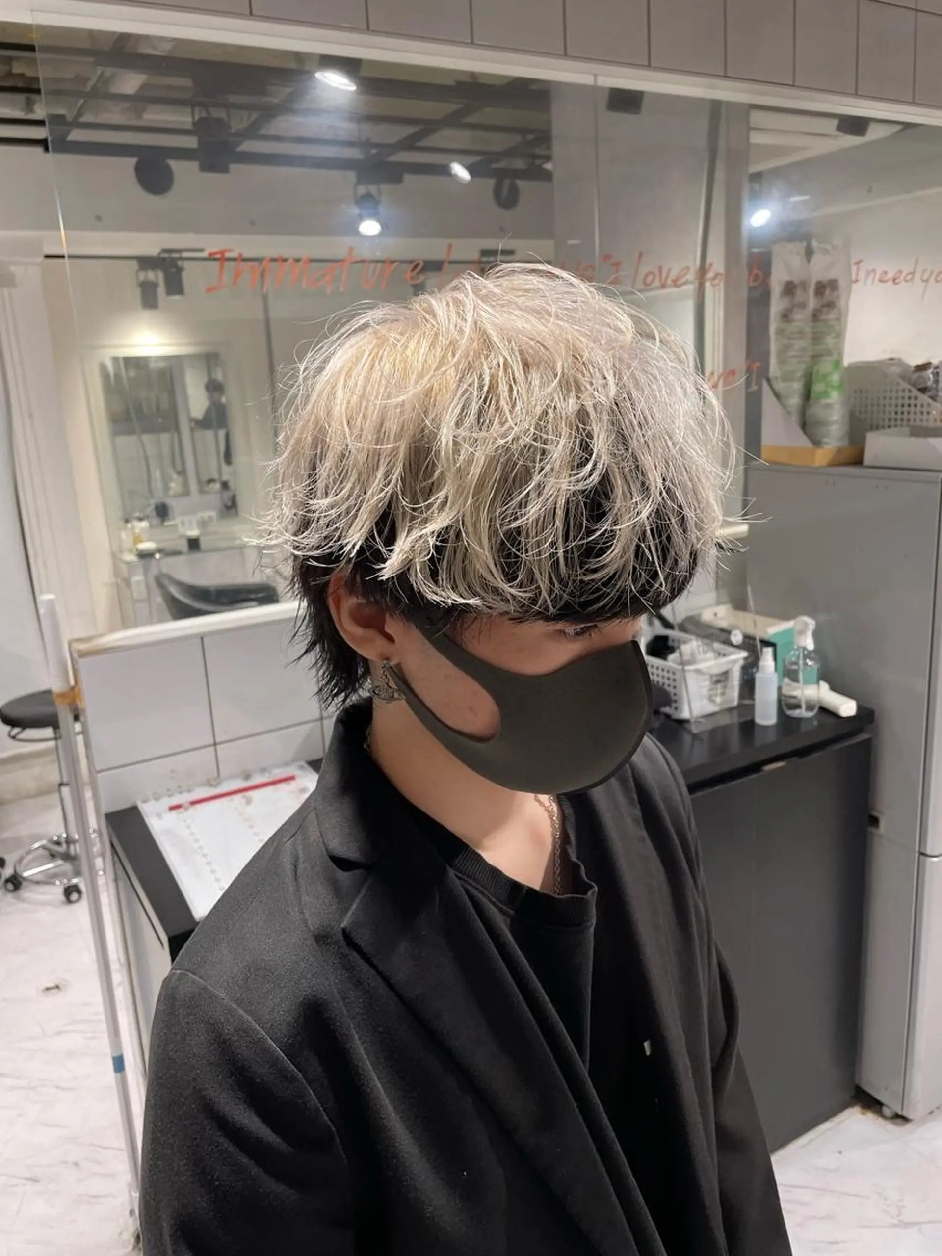 ショート カラー パーマ ヘアアレンジ メンズ アイブロウ センターパート メンズハイライト メンズハイトーン マッシュウルフ マッシュ カット ヘアカラー トリートメント ヘッドスパ ヘアセット スパイキー/フェザー /波巻き/かいとのヘアスタイル