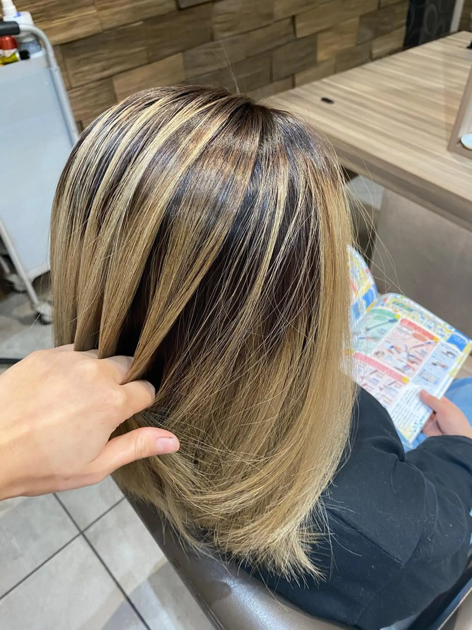 ミディアム カラー バレイヤージュ ネイビーカラー レイヤーカット ヘアカラー 川越 輝梨奈のヘアスタイル