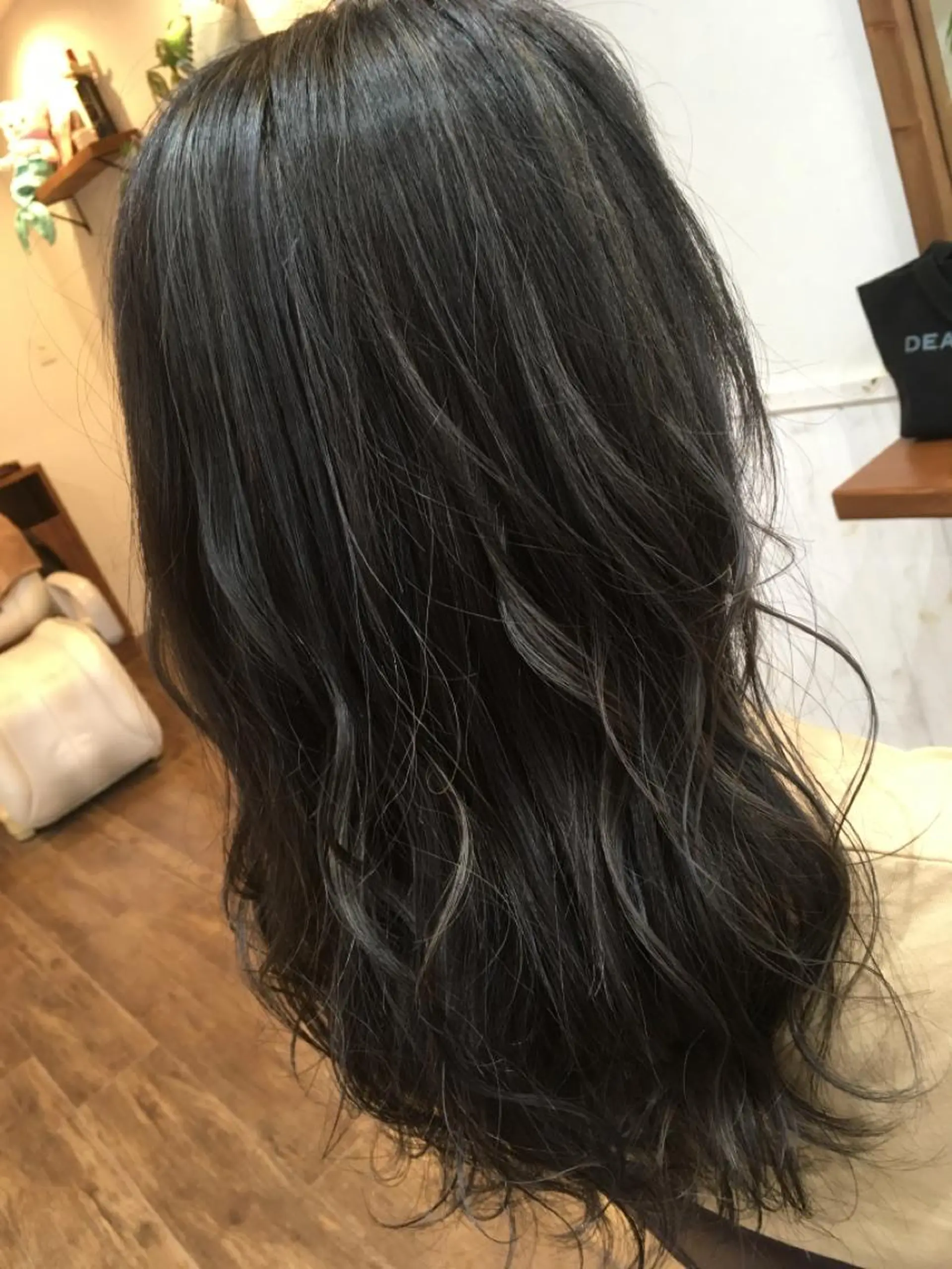 カラー 塩崎 明菜のヘアスタイル