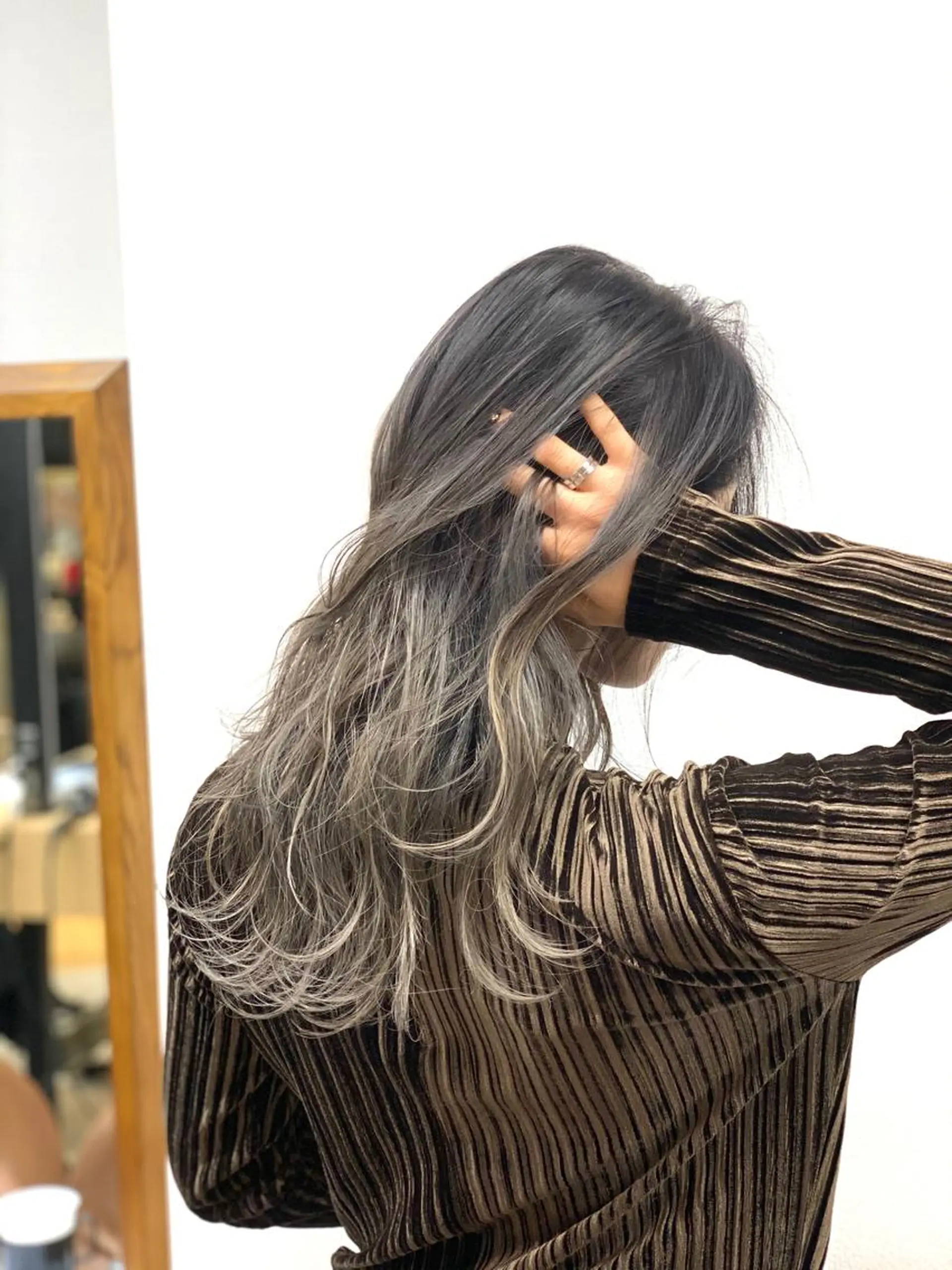 ロング カラー グラデーションカラー ハイライトカラー ハイライト 髪質改善特化サロン ICONIQ天神店のヘアスタイル