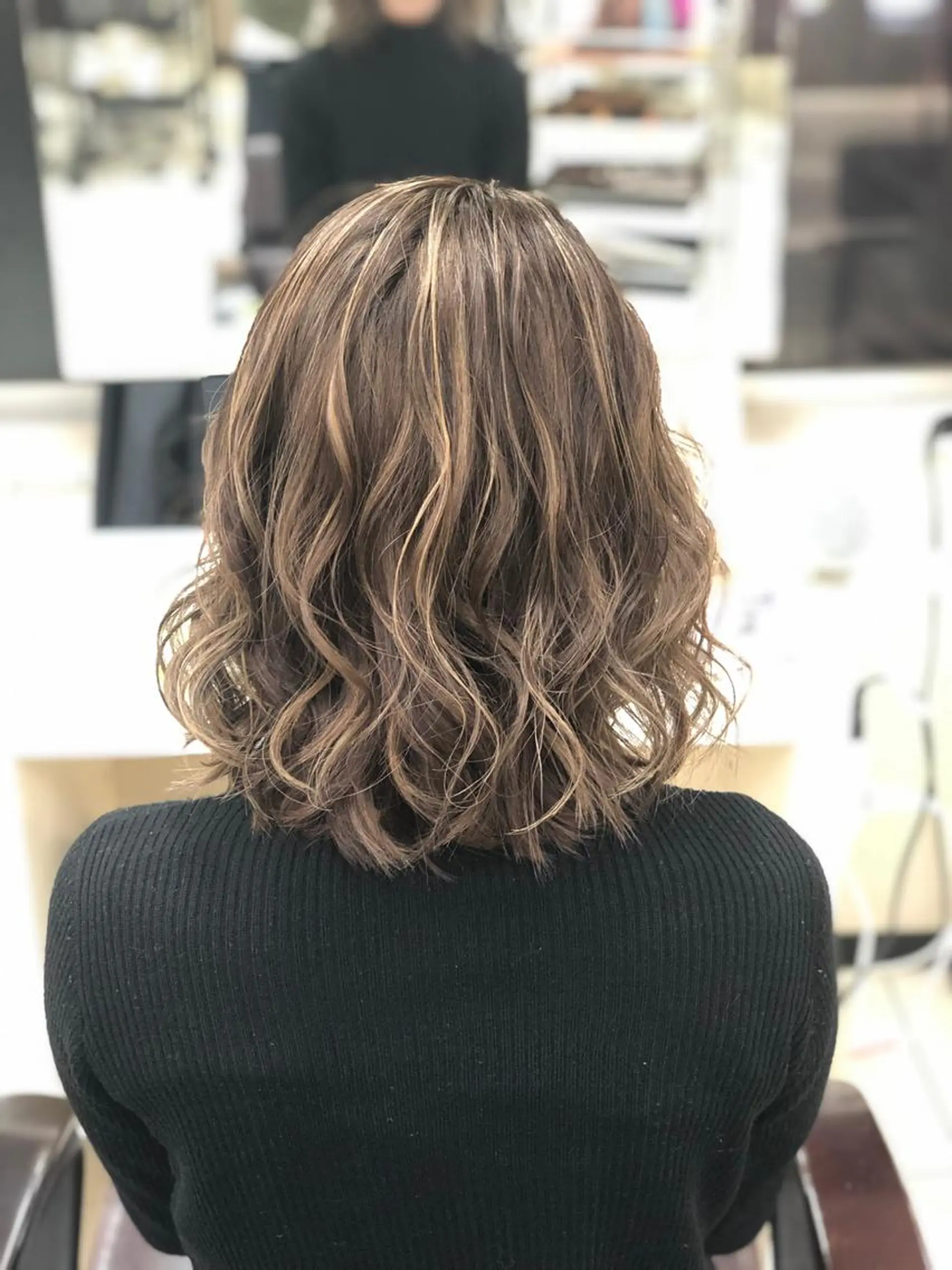 ミディアム LANI OOSAKAのヘアスタイル