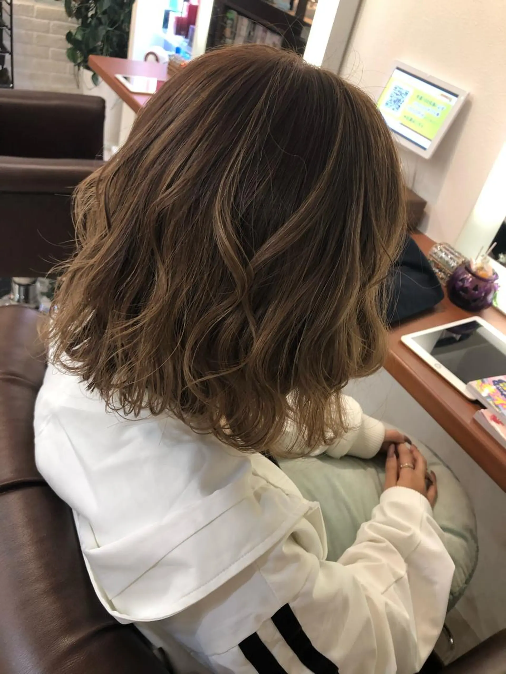 ミディアム アッシュ アッシュブラウン ハイライト カット パーマ トリートメント ヘアセット Aujua ソムリエ 勝又舞夏のヘアスタイル