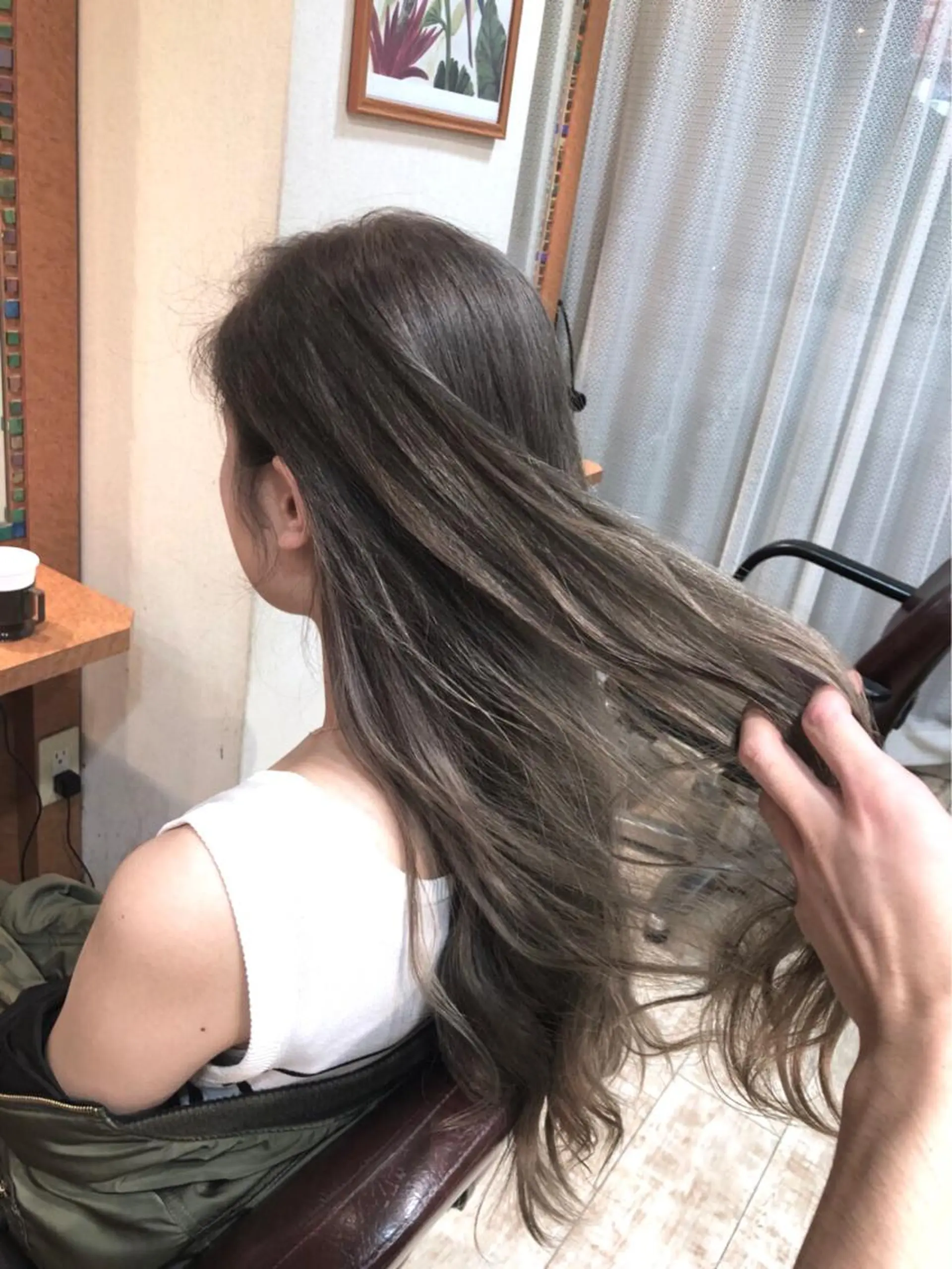 ロング カラー ブリーチ ケアブリーチ ダークグレー ダークグレージュ ダブルカラー 100%髪質改善特化 TRUNSのヘアスタイル