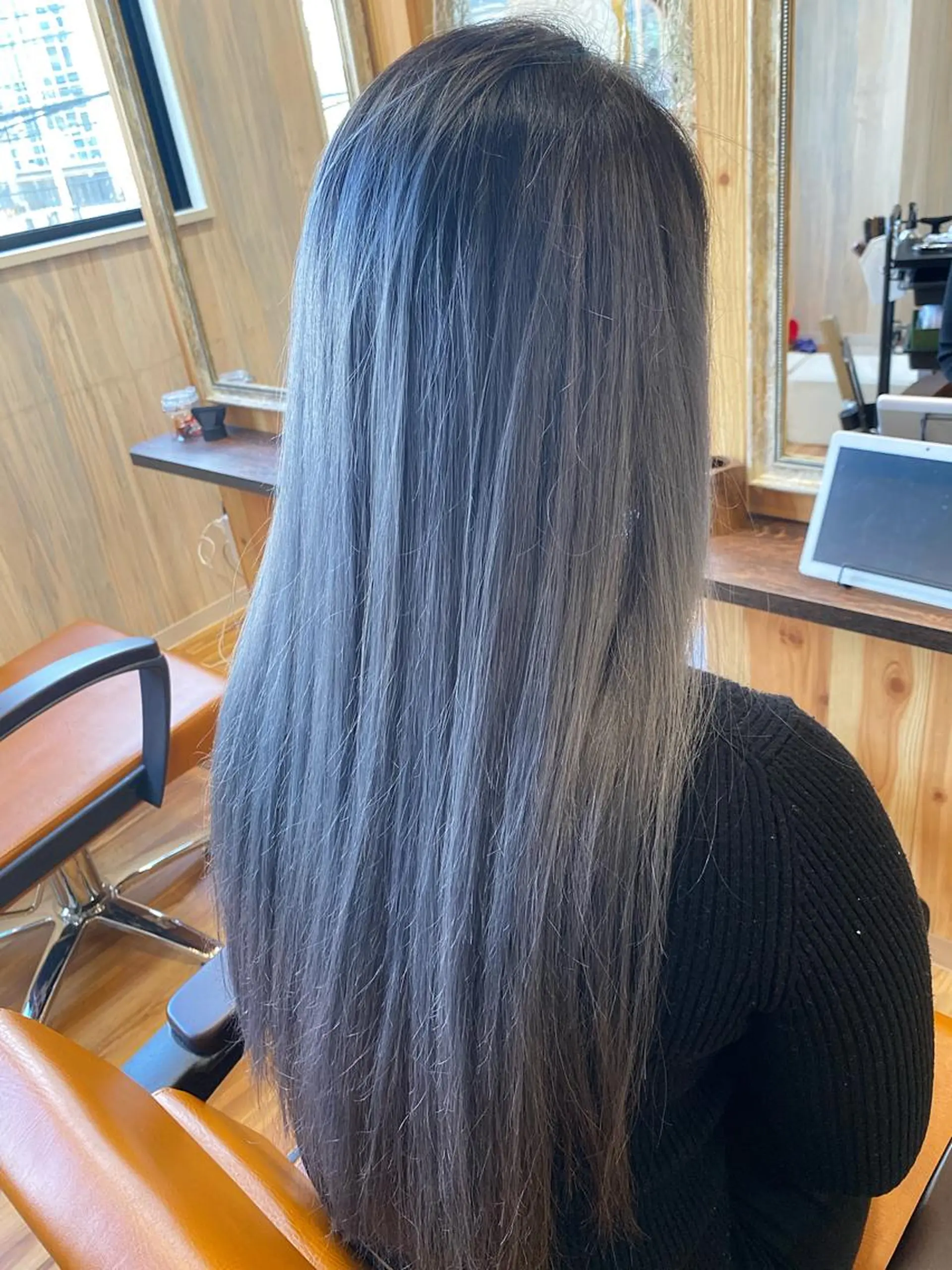 ロング カラー ブリーチ シルバー ホワイトシルバー Sourire by Tetote 江坂店所属・土畑 博矢のヘアスタイル