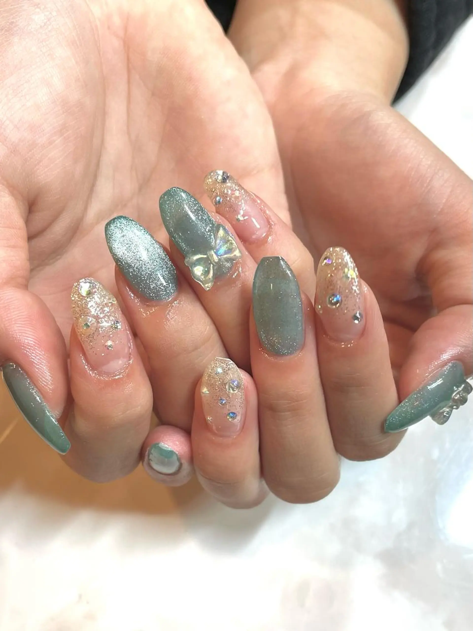 ネイル キラキラネイル ラメ(グリッター) ラメグラデーション マグネットネイル リボン PRIMO🐈🌱 マツパ/黒ティントのマツエク・マツパデザイン