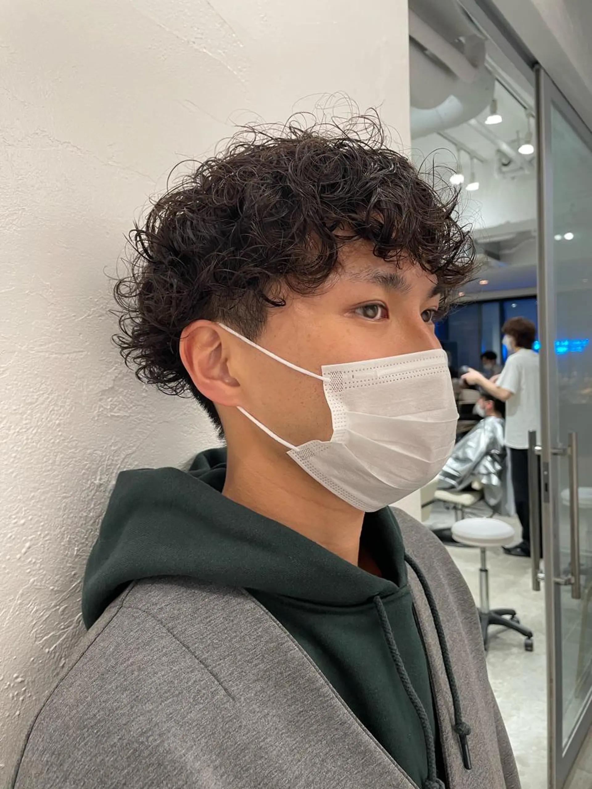 ショート カラー パーマ ヘアアレンジ メンズ メンズバレイヤージュ メンズブリーチ センターパート フェードカット メンズハイライト ハイトーン/レイヤー 🌸さくらのヘアスタイル